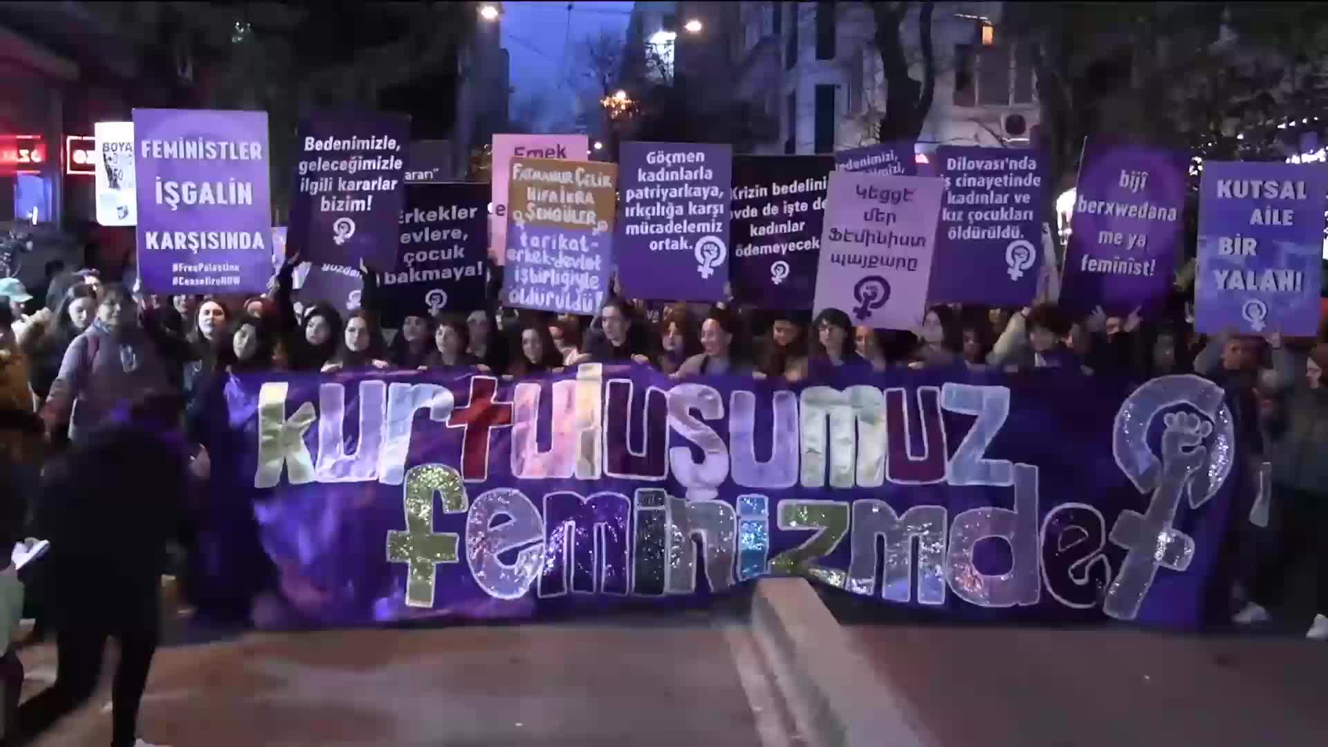 İstanbul’da "Feminist Gece Yürüyüşü"... Engellemelere rağmen binlerce kadın bir araya geldi, sokaklardan "Susmuyoruz, korkmuyoruz, itaat etmiyoruz" sloganları yükseldi