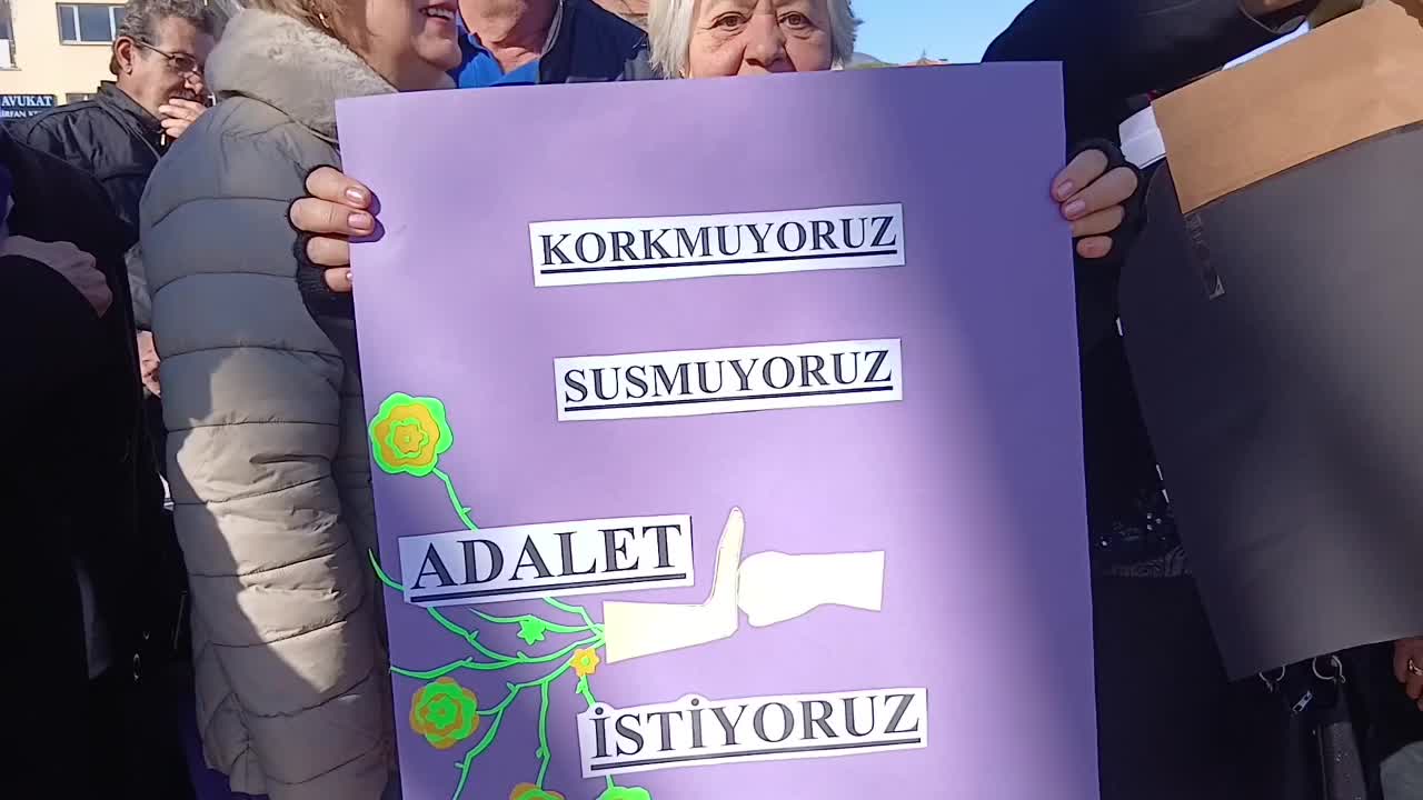 Karacasulu kadınlar 8 Mart'ta basın açıklamasında bir araya geldi