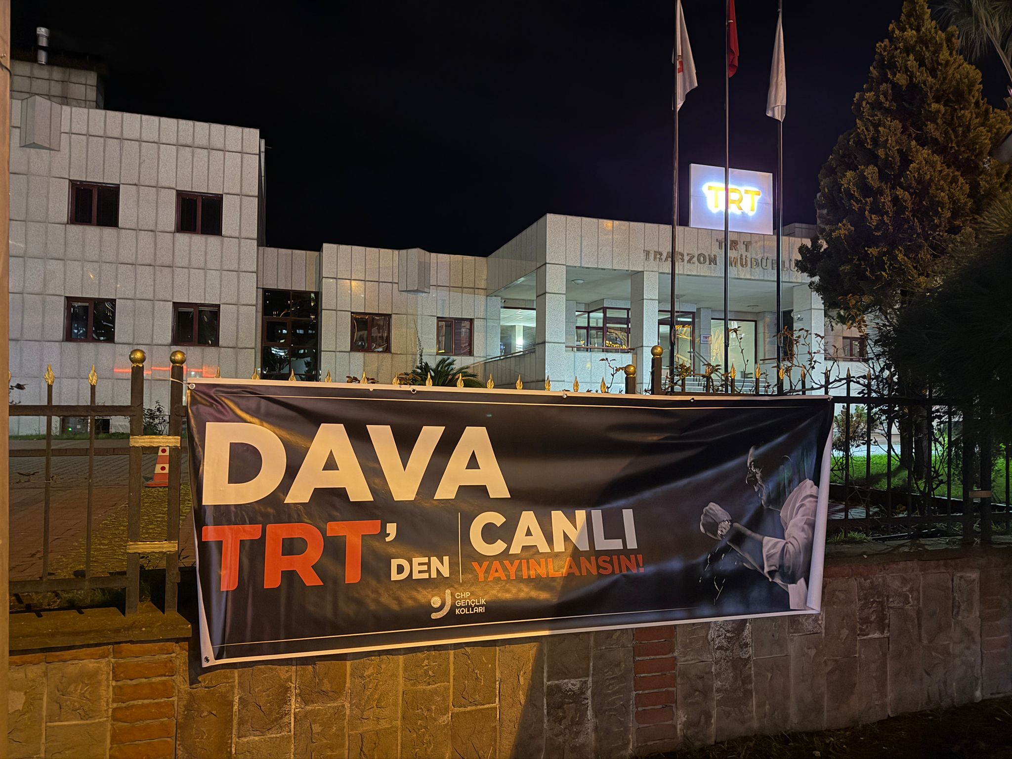 Trabzon'da CHP'li gençlerden TRT önüne "Duruşmayı Canlı Yayınla" pankartı