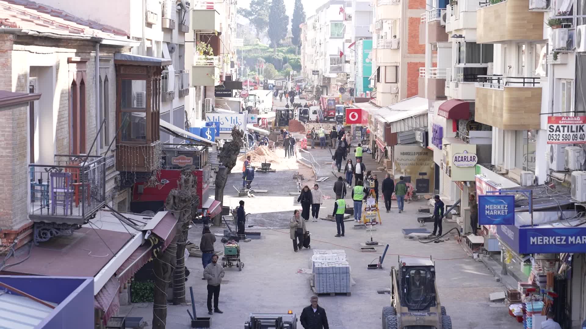 İzmir Büyükşehir Belediye Başkanı Tugay, Bayraklı Sevgi Yolu'ndaki düzenleme çalışmalarını yerinde inceledi