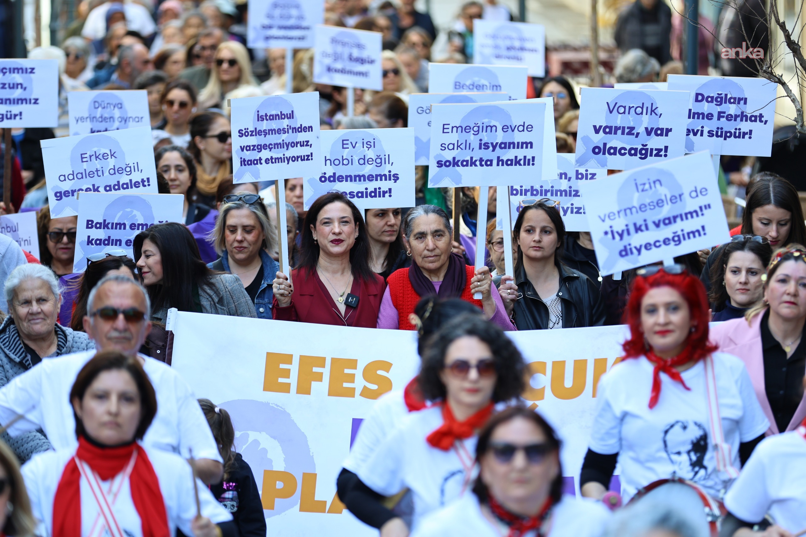 Efes Selçuk'ta 8 Mart yürüyüşü... Başkan Sengel: “Biz kadınlar eşit şartlara sahip olana kadar sesimizi yükseltmeye devam edeceğiz”