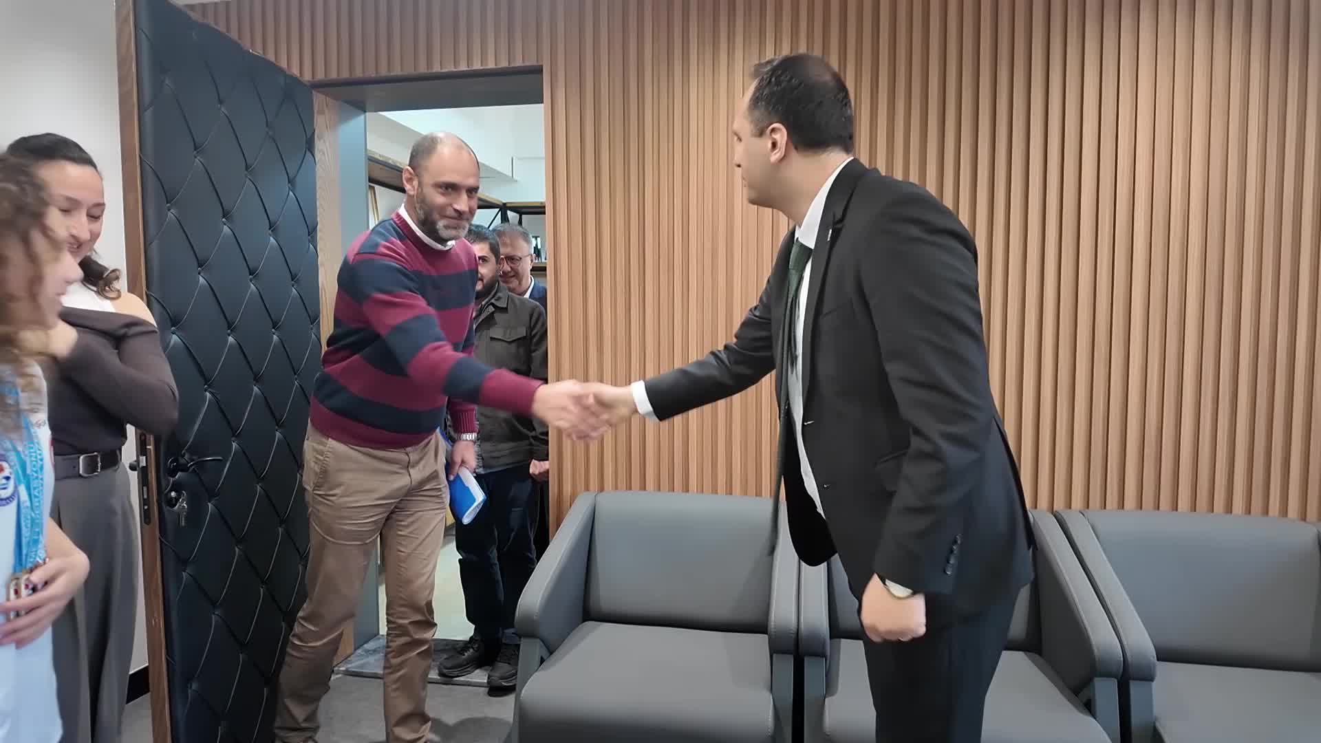Bornova’nın adını dünyaya duyuran öğrencilerden Belediye Başkanı Eşki'ye ziyaret