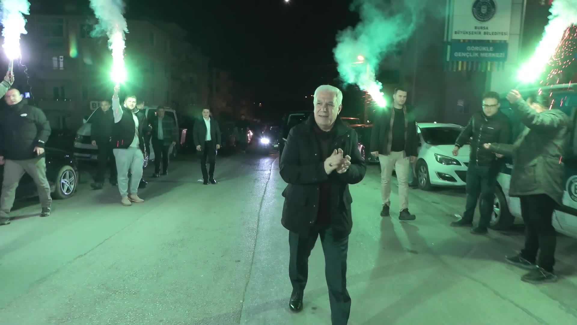 Bursa Büyükşehir Belediye Başkanı Bozbey, gençlerle sahur yaptı