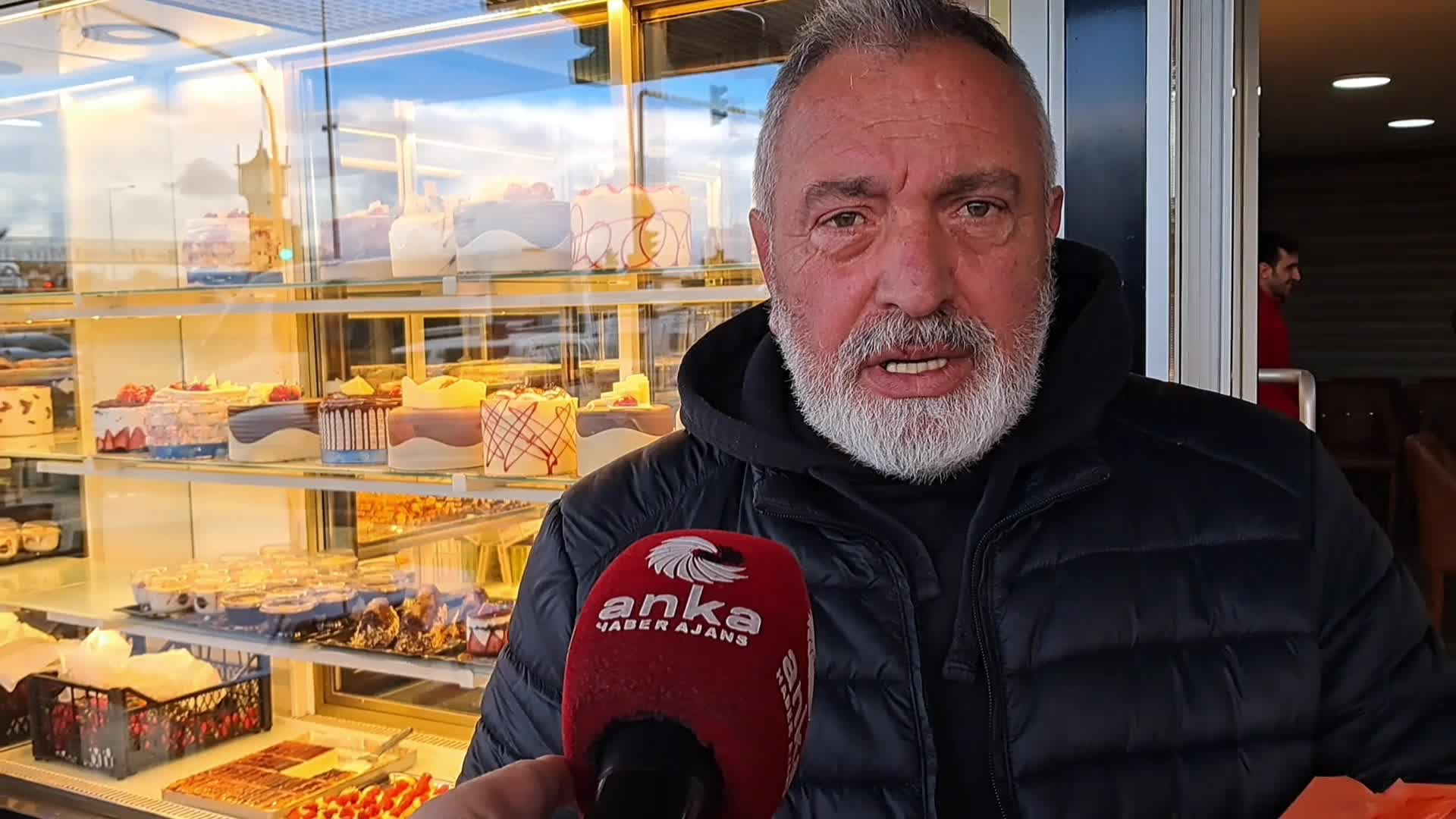 Hopa’da emekli yurttaş iftara tulumba tatlısını sayarak aldığını söyledi: "Yaklaşık 10-15 tatlı, 10 tane de misafir var"