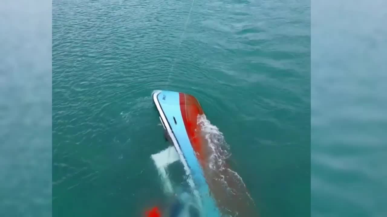 Sinop Gerze'de balıkçı teknesi kayalıklara çarparak battı