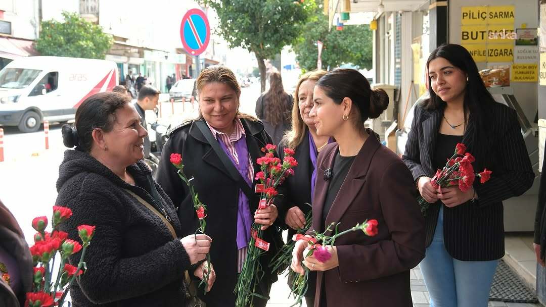 Ceyhan'da 8 Mart'ta kadınlara çiçek sürprizi