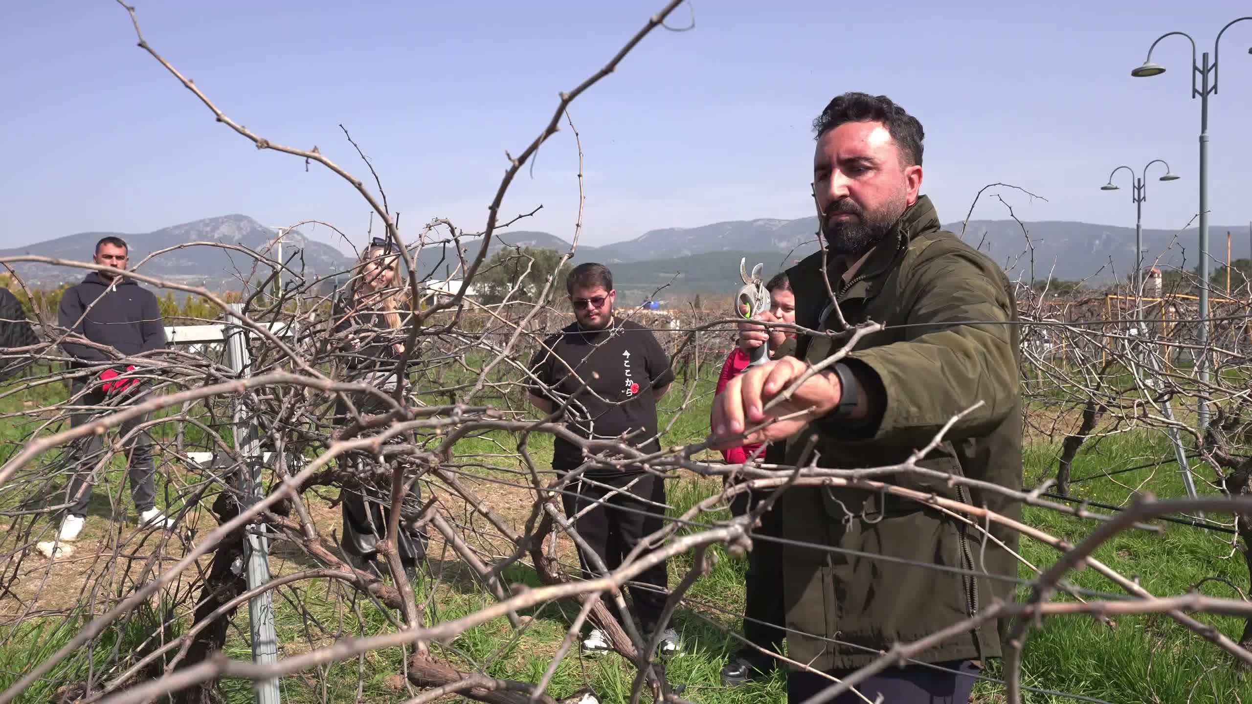 Buca’nın bağlarında geleceğin ziraat mühendisleri yetişiyor