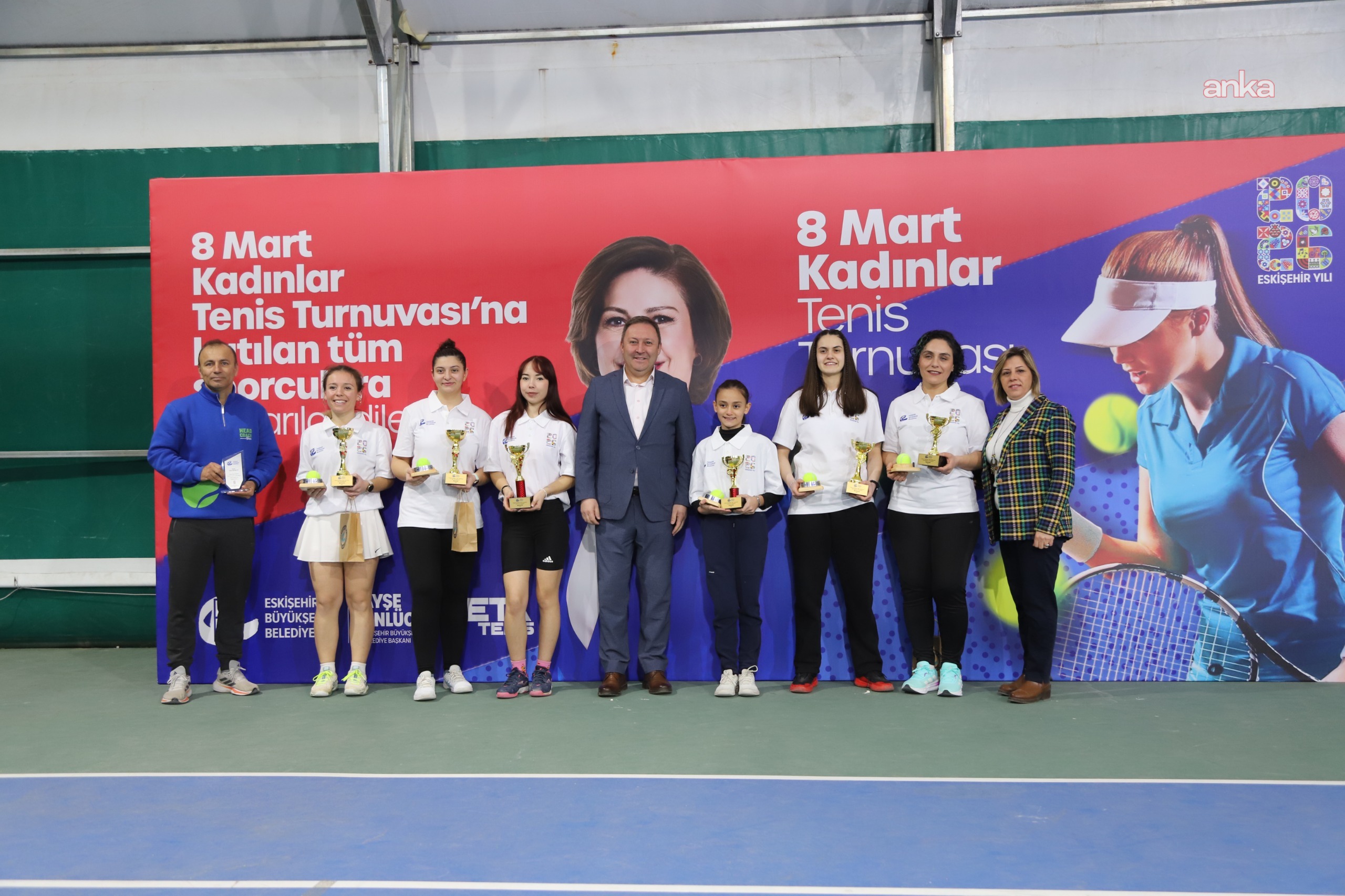 Eskişehir'de düzenlenen "8 Mart Kadınlar Tenis Turnuvası" ödül töreniyle sona erdi