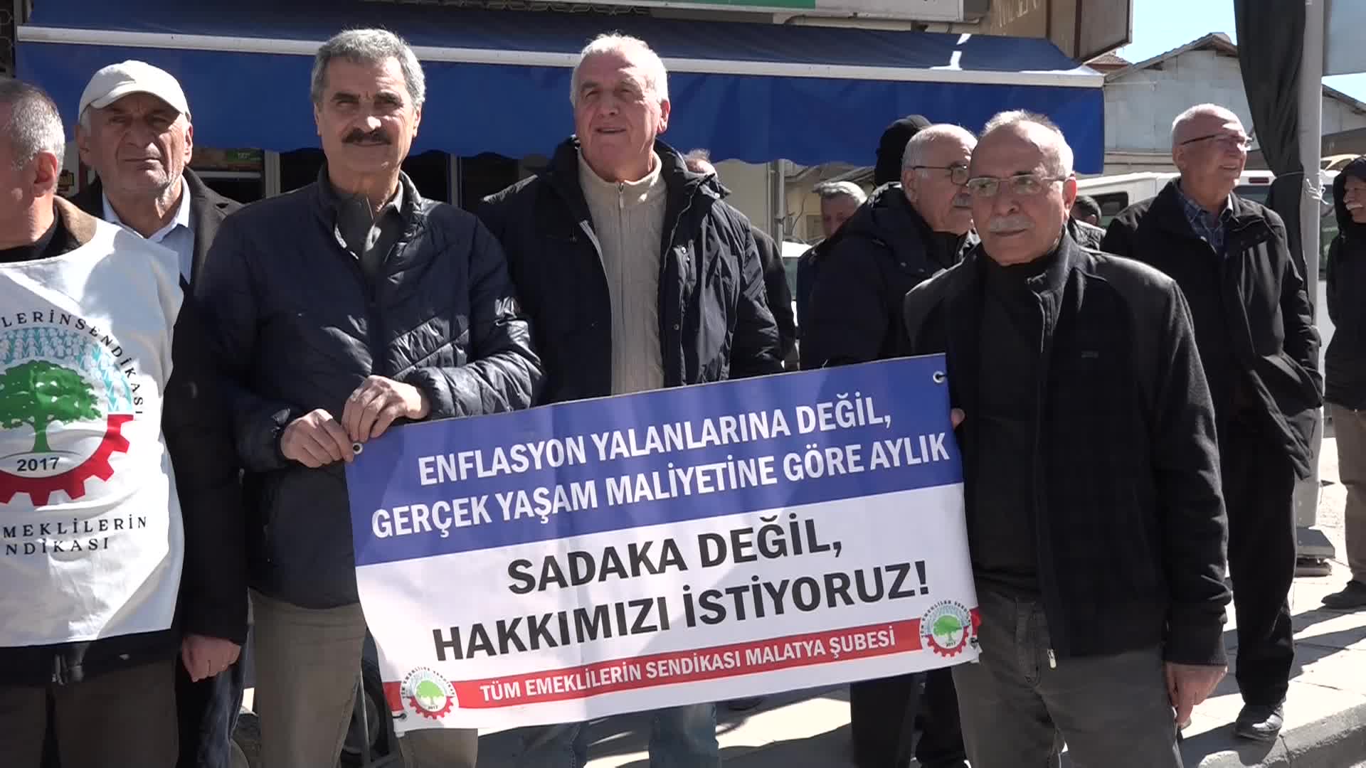 Emeklilerden iktidara tepki: “Emeklinin yüzü gülmeden bu ülkeye bayram gelmez”