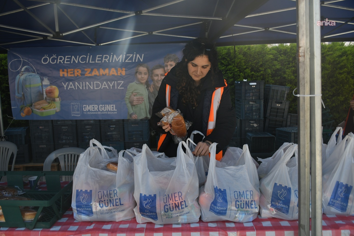Kuşadası Belediyesi, "Beslenme Çantası Desteği" ile ihtiyaç sahibi ailelerin yanında