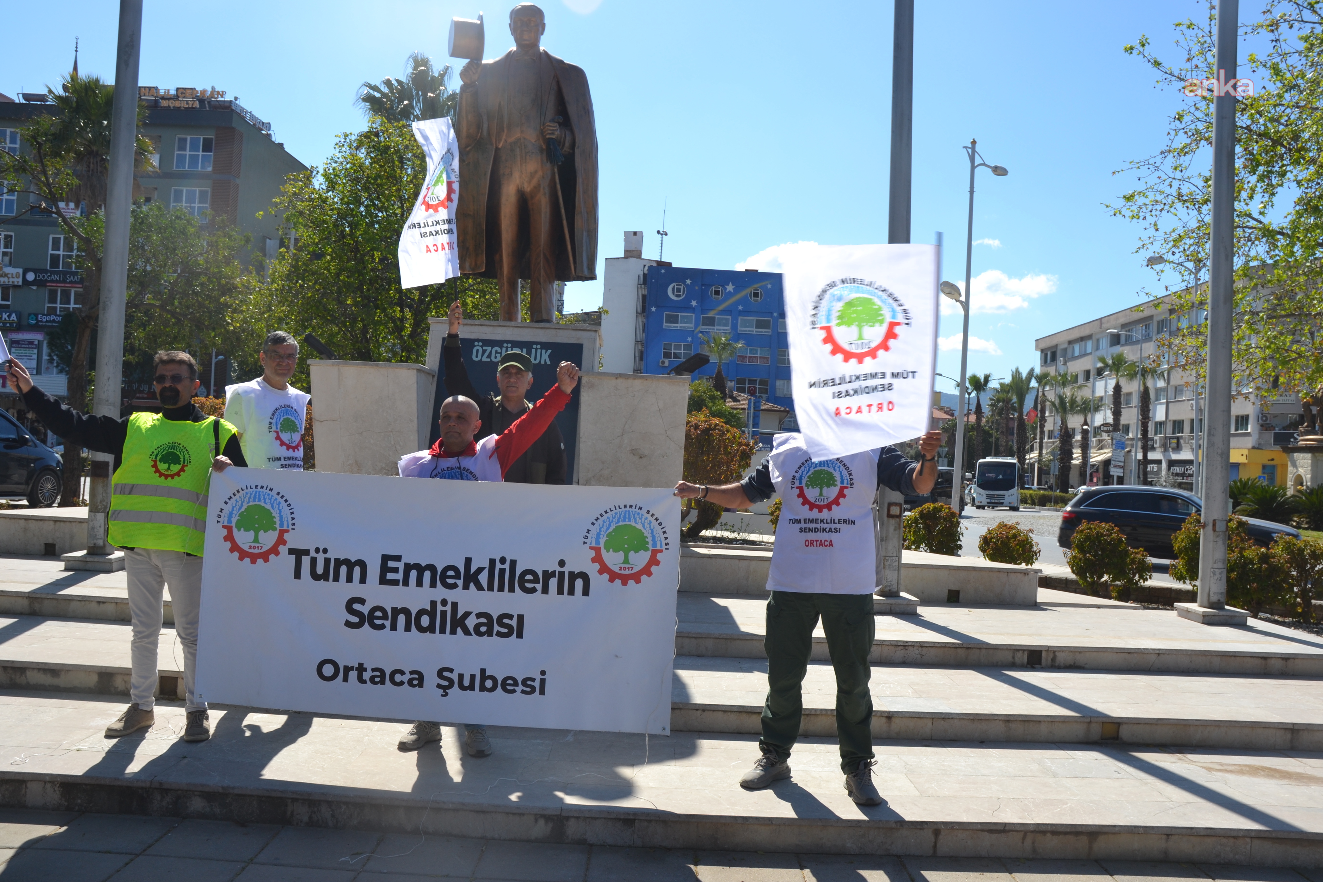 Emekliler Ortaca'da aylıklarının ve ikramiyelerinin iyileştirilmesi için eylem yaptı
