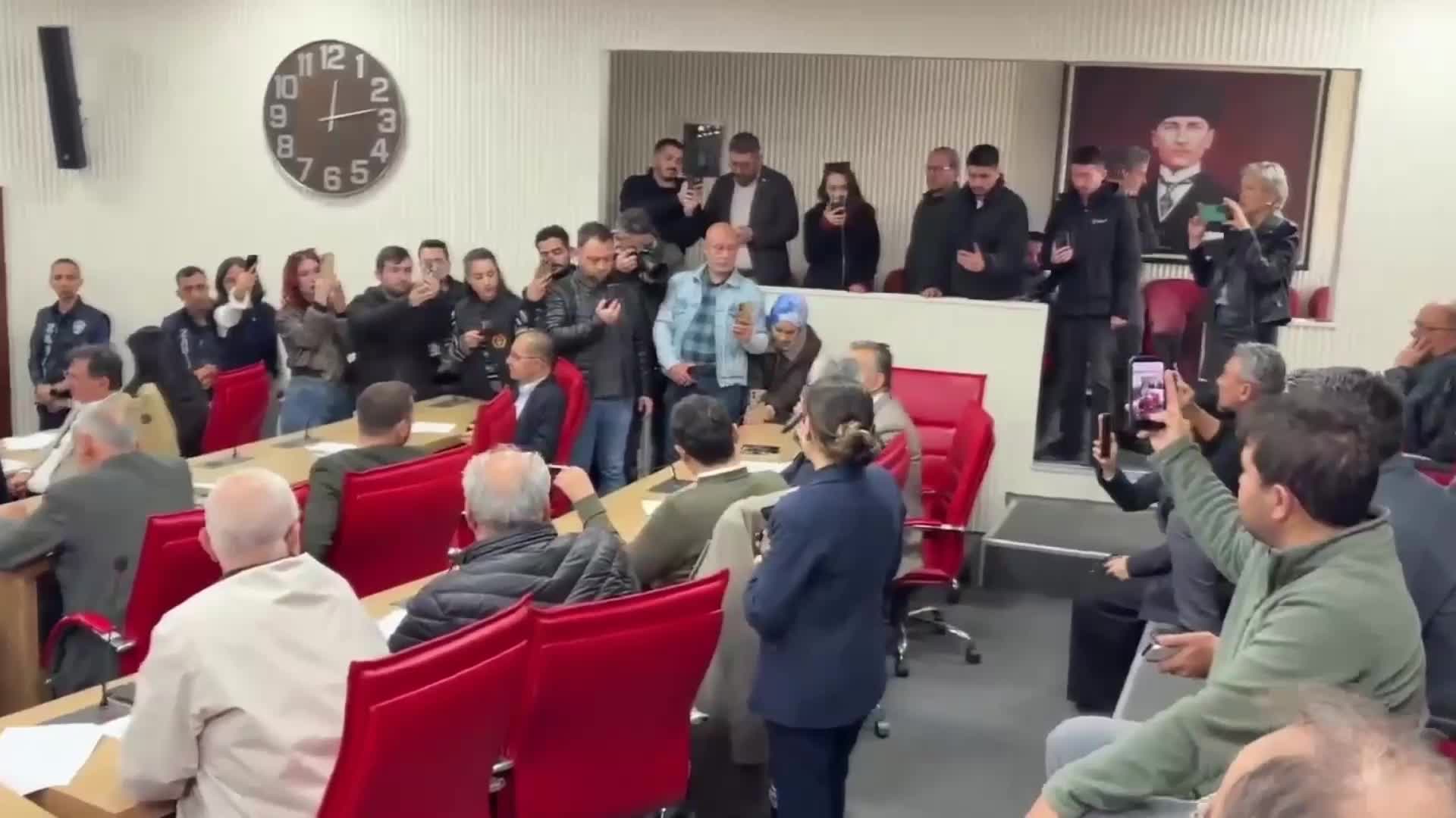 Kuşadası Belediye Başkanı Günel’den Aydın Büyükşehir Belediye Başkanı Çerçioğlu’na: “Kasım ayında çektiğiniz 3 milyar kredi ile ne yaptınız”