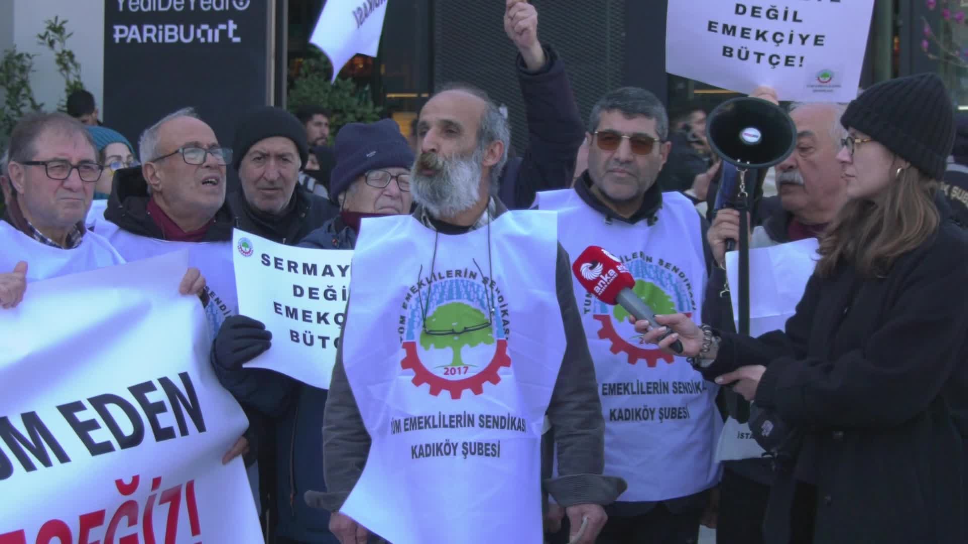 Emekli eylemine katılan 87 yaşındaki emekli öğretmen isyan etti: Simitçinin önünden geçerken simit buram buram  kokuyor