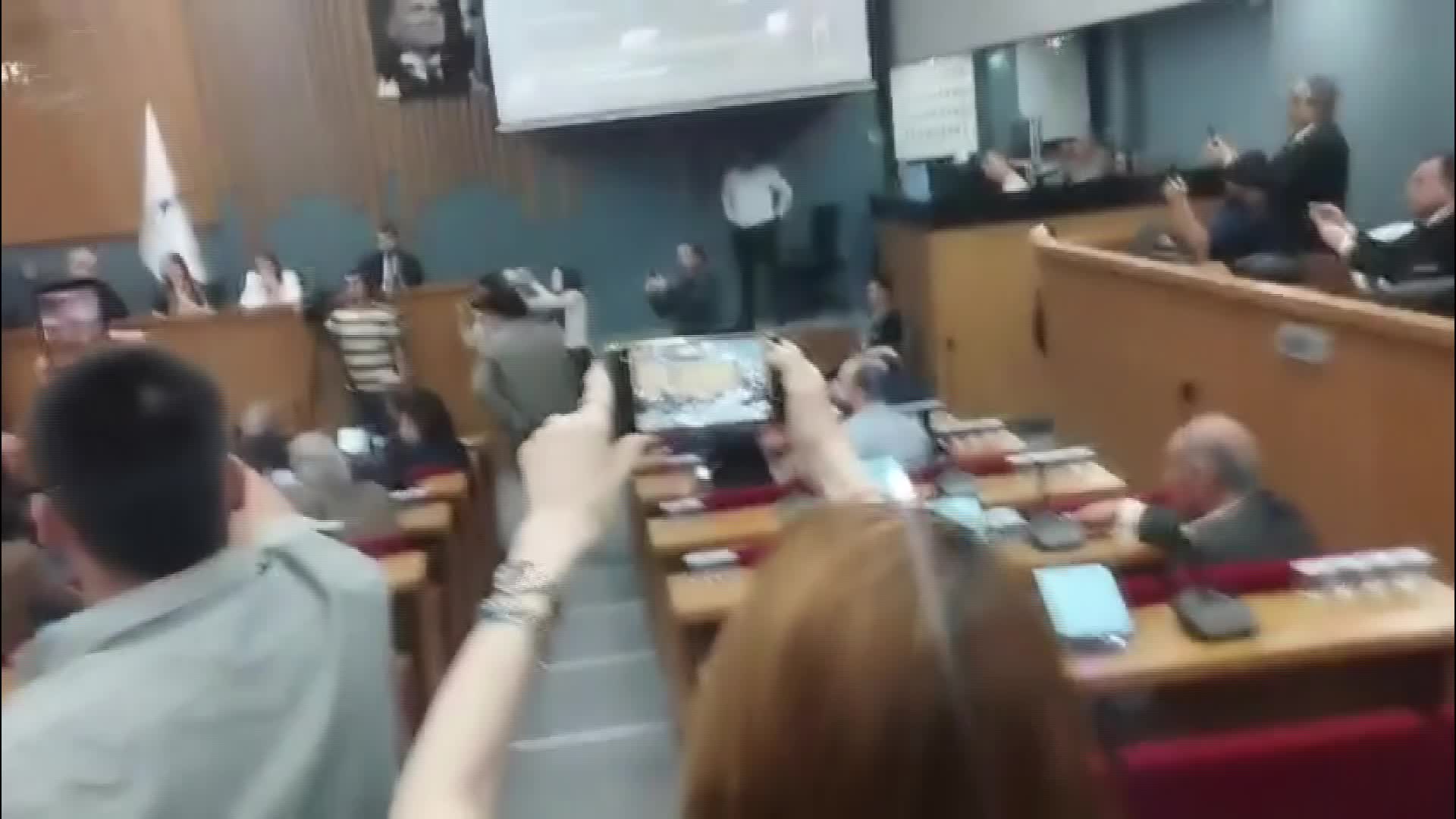 İzmir Büyükşehir Belediye Meclisi’nde ‘devir’ gerilimi… AK Parti ve CHP arasında ‘söz hakkı’ tartışması