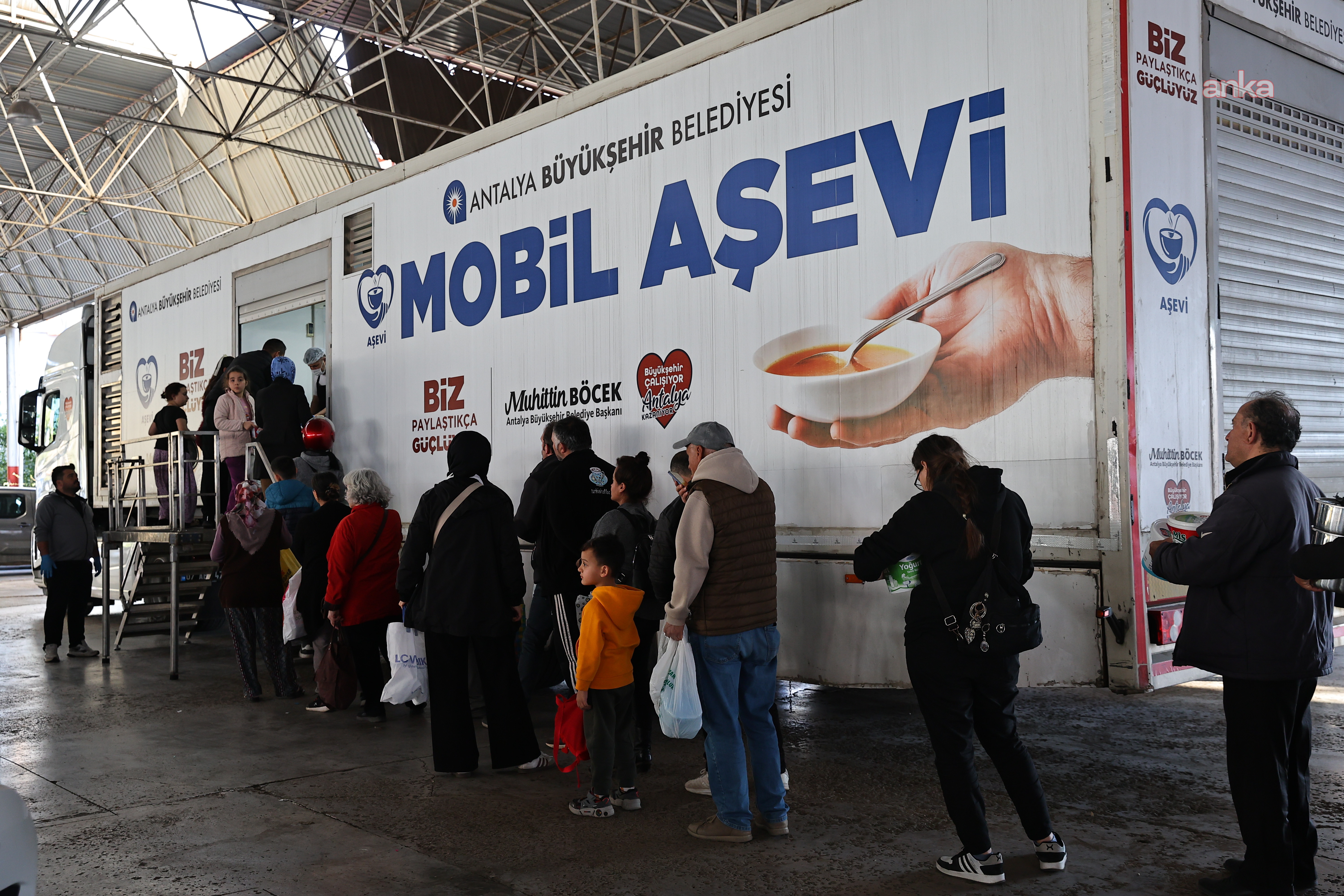 Antalya Büyükşehir Belediyesi Mobil Aşevi, iftar öncesi vatandaşlarla buluşuyor