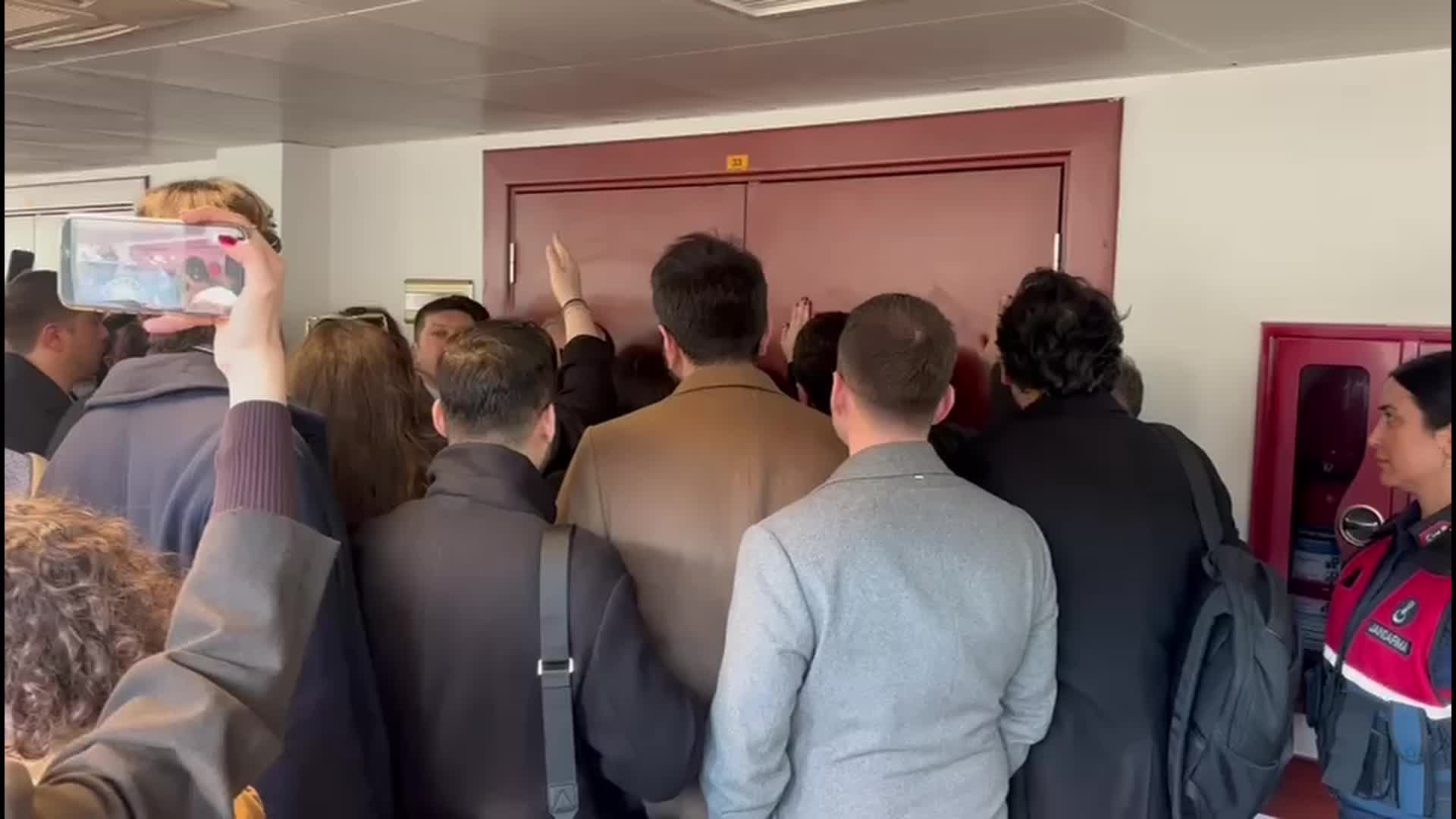 İBB Davası’nda ikinci gün... Avukatlara kimlik kontrolü zorunluluğu gerginliğe neden oldu
