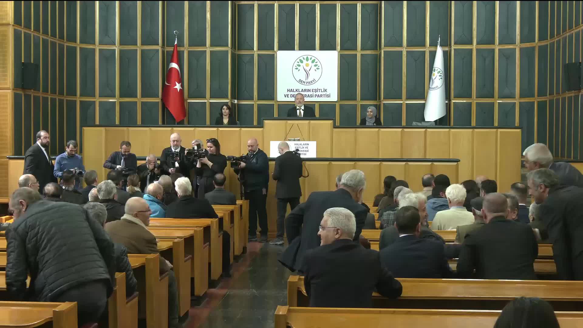 DEM Parti Grup Toplantısı... Bakırhan'dan Adalet Bakanı Gürlek'e 'AİHM' çağrısı: "Takdirlik bir durum yok Sayın Bakan, görev sizindir. Meclis'in değildir"