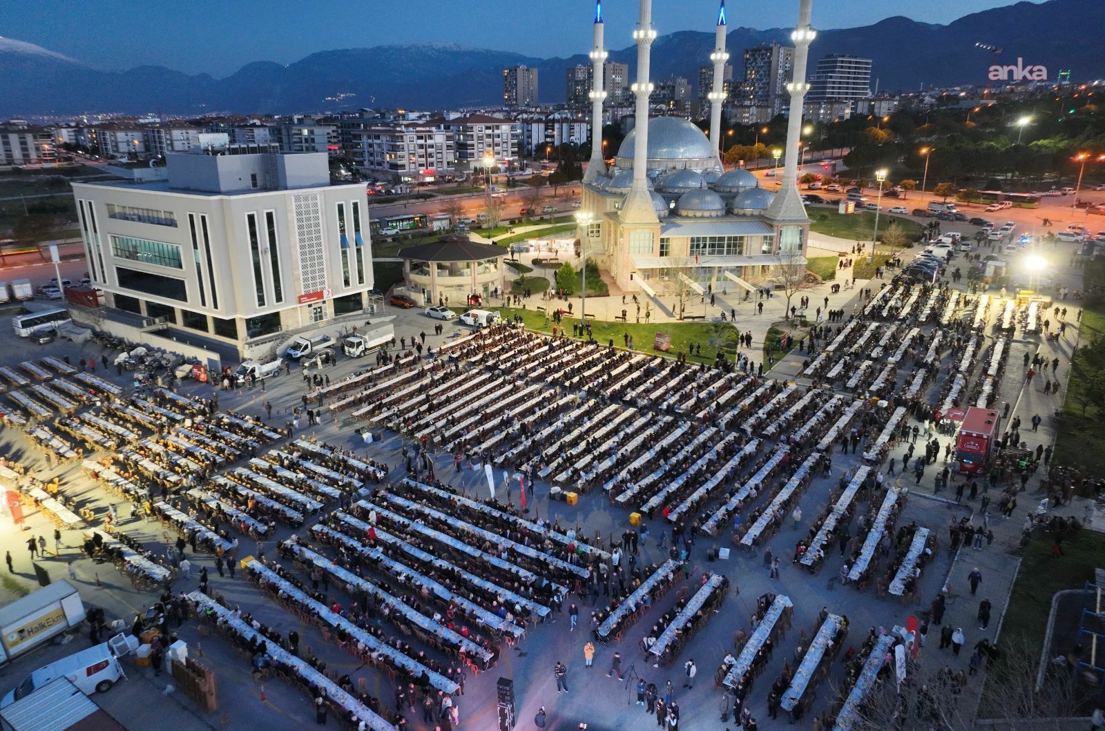 Merkezefendi Belediyesi’nin iftar programları, Akkonak Mahallesi’nde devam ediyor