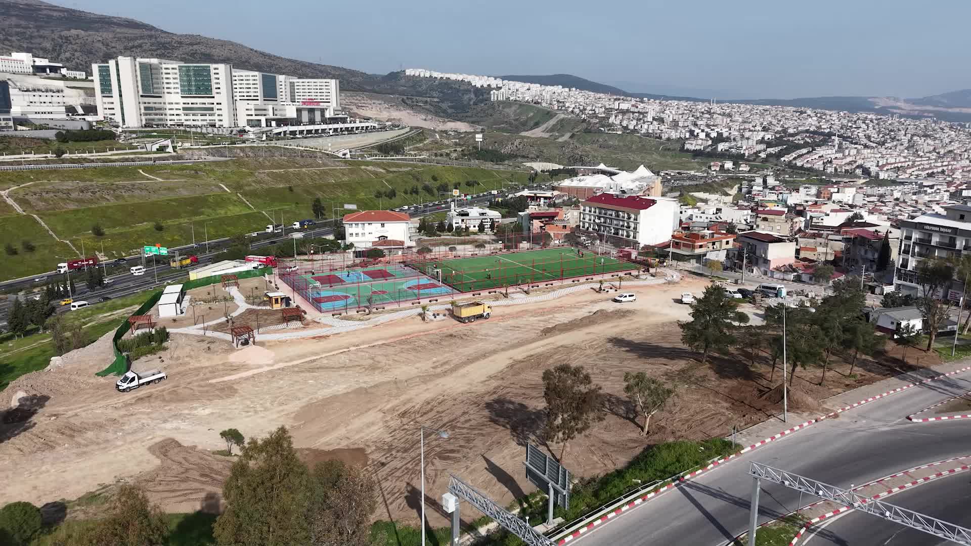 Bayraklı’da Ferdi Zeyrek Spor Kompleksi’nde çalışmalar sona yaklaştı
