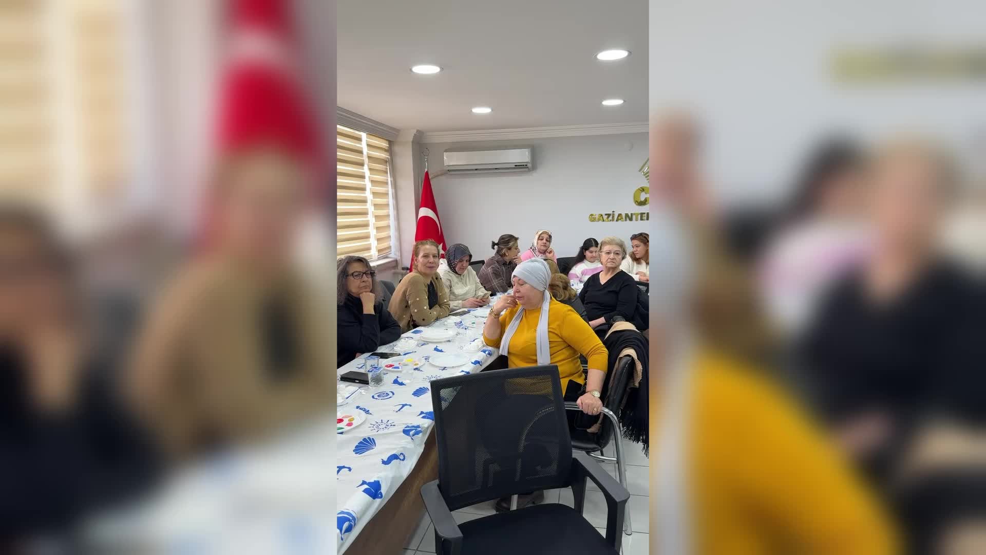 CHP Gaziantep İl Örgütü, Dünya Emekçi Kadınlar Günü’nü karanfillerle kutladı