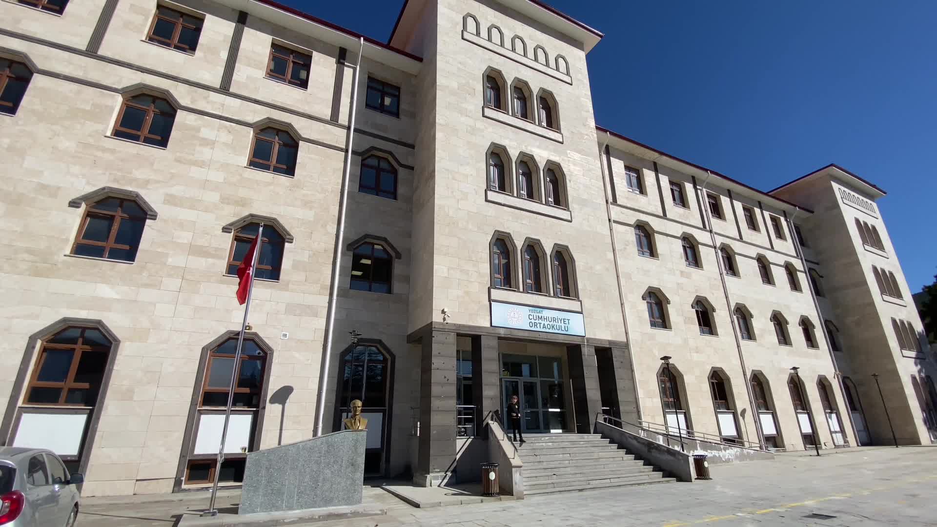 Yozgat’ta okul müdürü makamında öğrencinin ağabeyi tarafından darbedildi