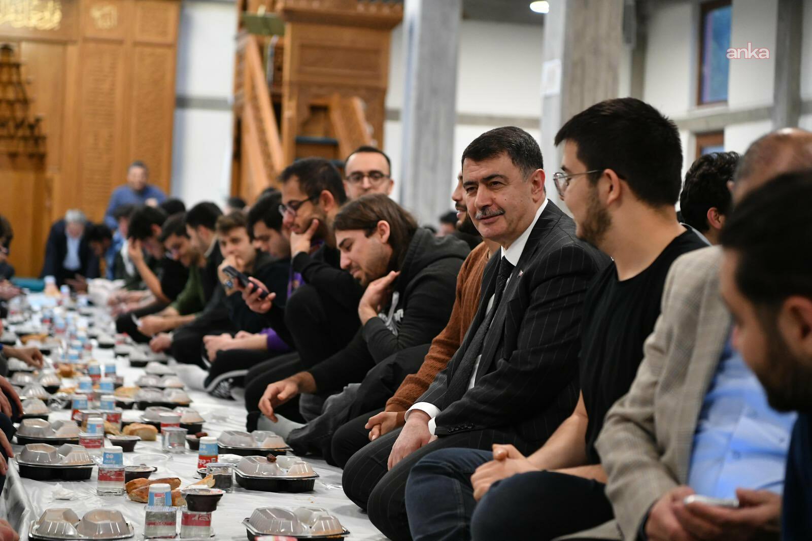 Ankara Valisi Vasip Şahin, ODTÜ Camii'nde öğrencilerle iftar yaptı