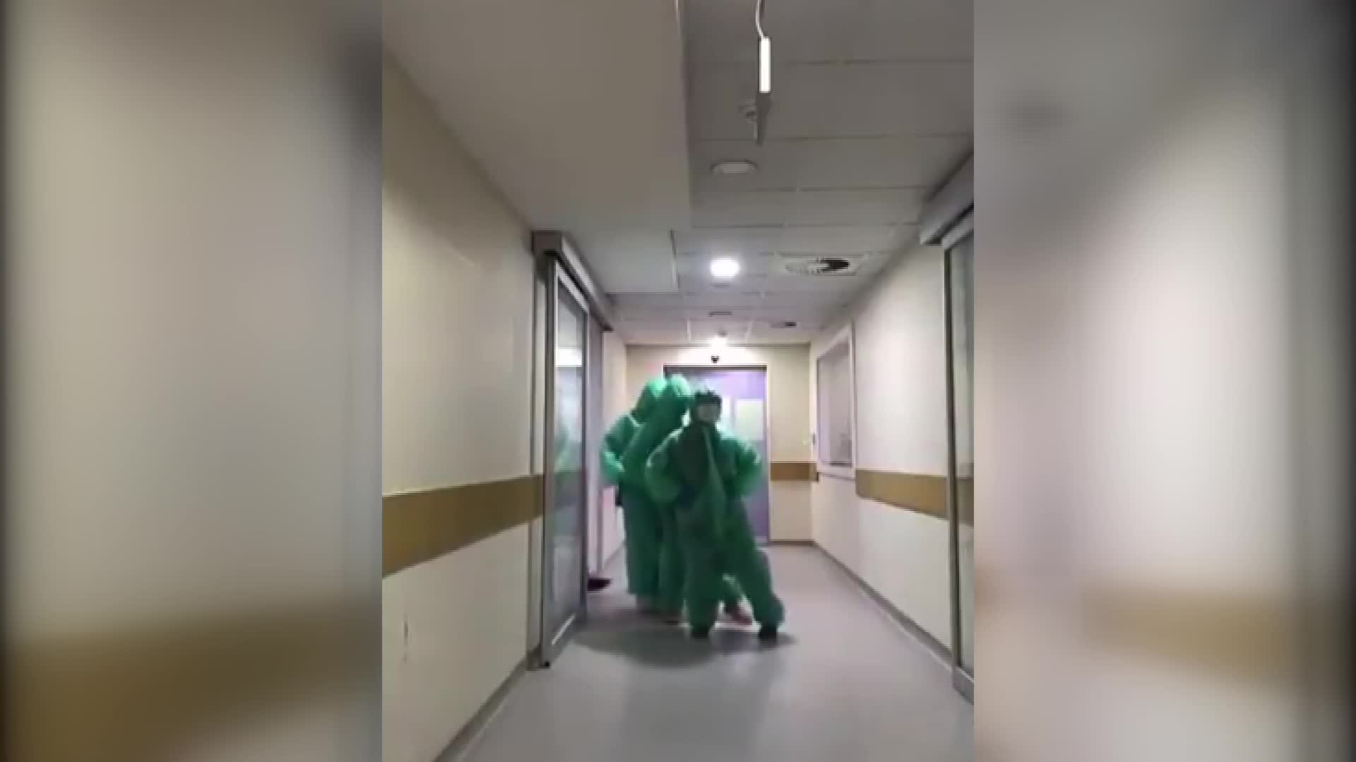 HASTALARA “PENGUEN DANSI” İLE MORAL VERDİLER