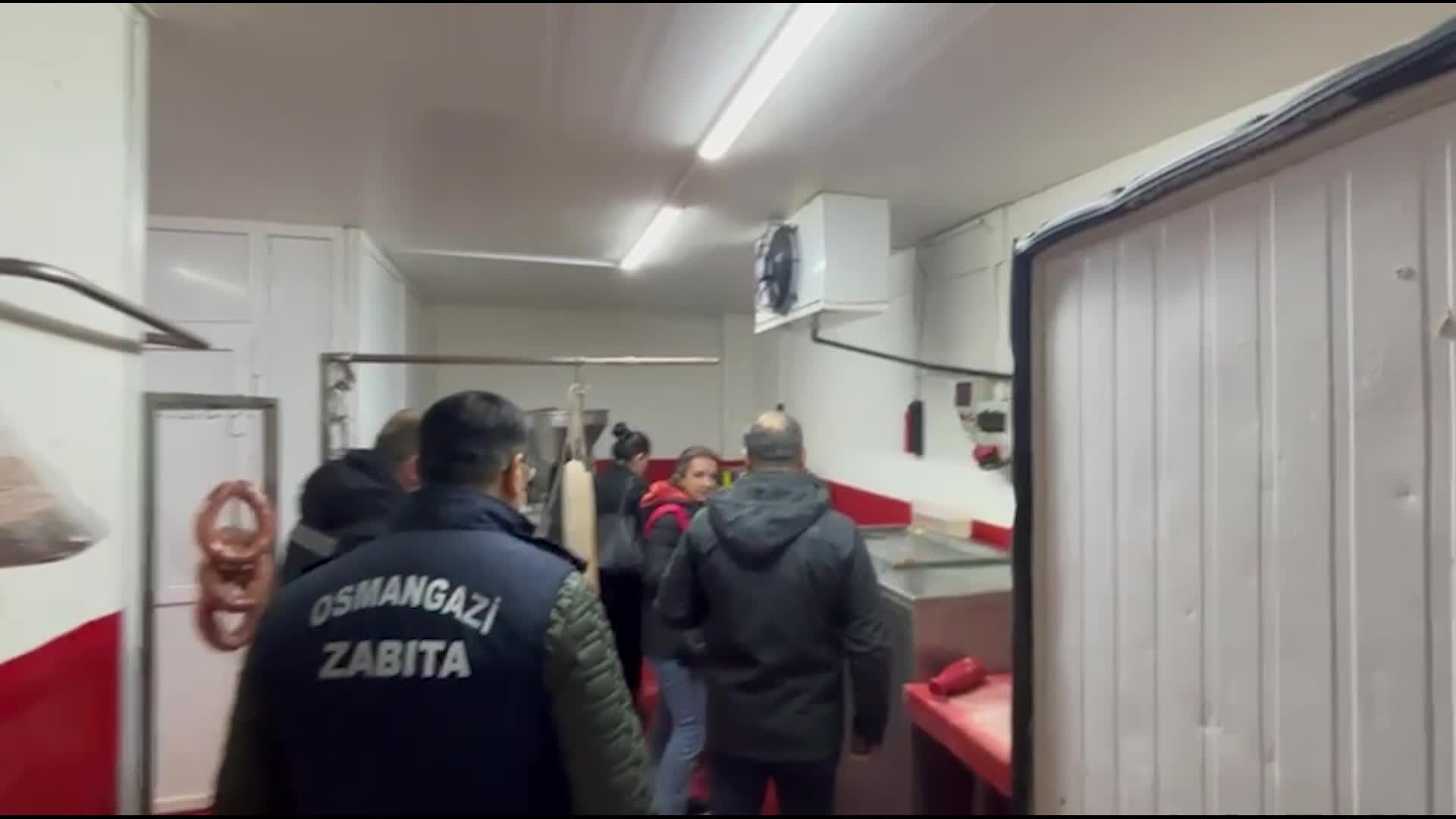 Osmangazi Zabıtası, tüketilmesi sakıncalı olduğu tespit edilen yaklaşık 700 kilogram sucuğu imha etti