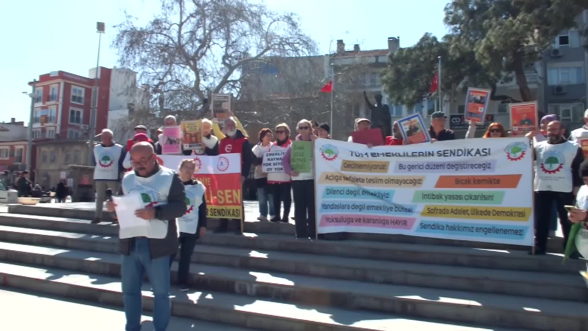 Burhaniye’de emekliler aylıkları için eylem yaptı: En düşük emekli aylığı işe başlayan memur maaşına eşitlenmeli