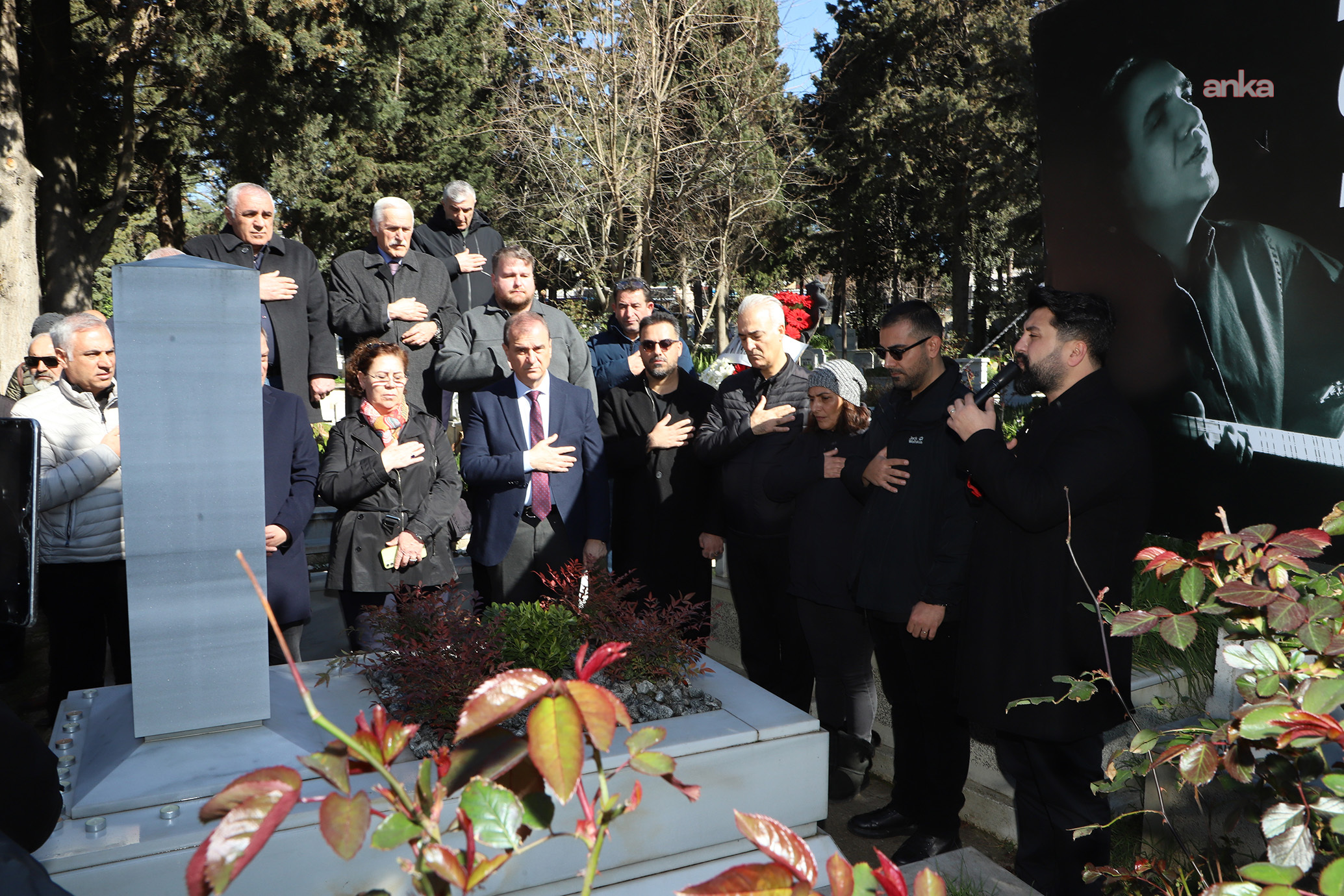 Türk Halk Müziği sanatçısı Emre Saltık kabri başında anıldı