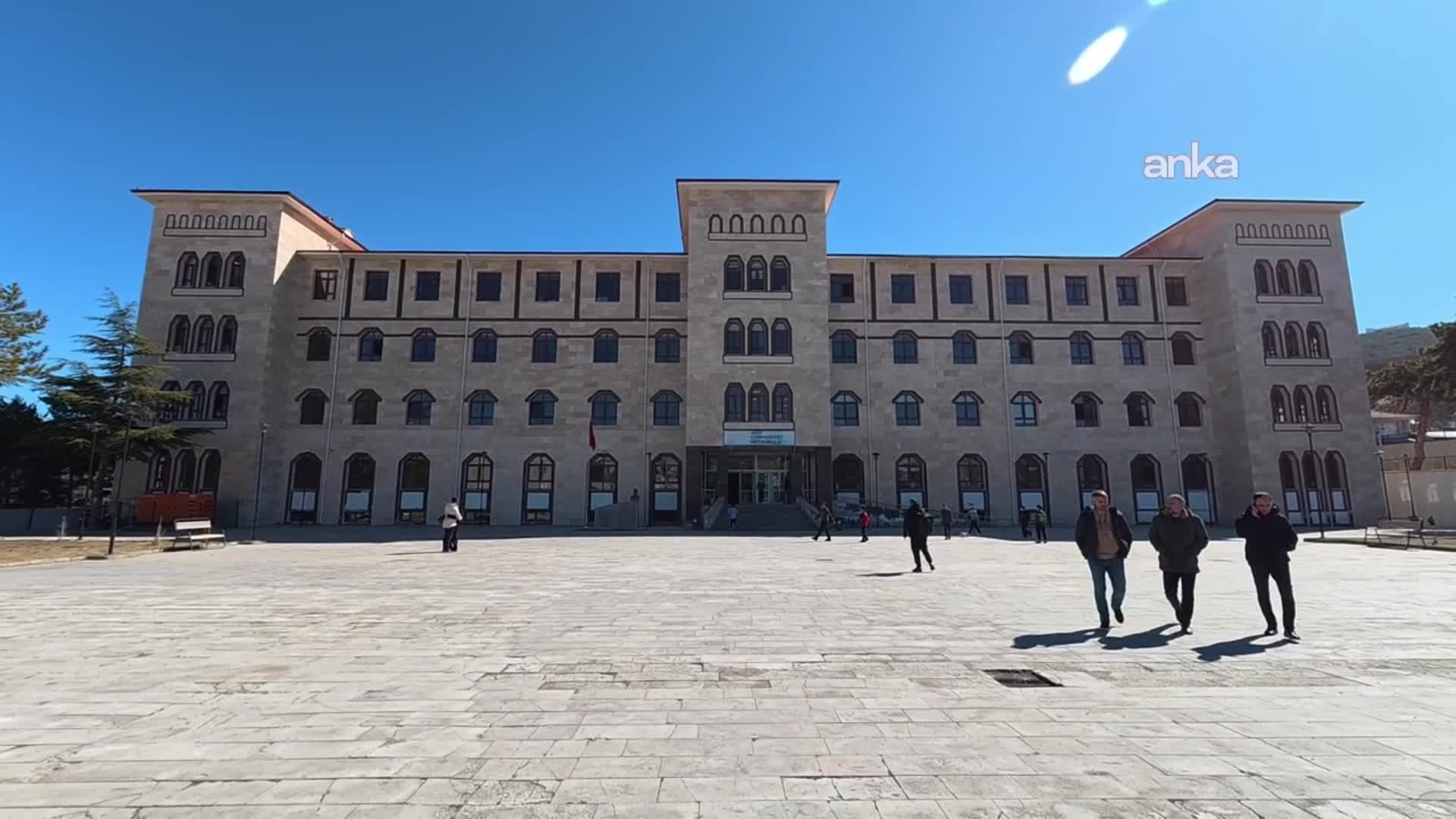 Yozgat'ta eğitim sendikaları, okul müdürünün makamında saldırıya uğramasını protesto etti