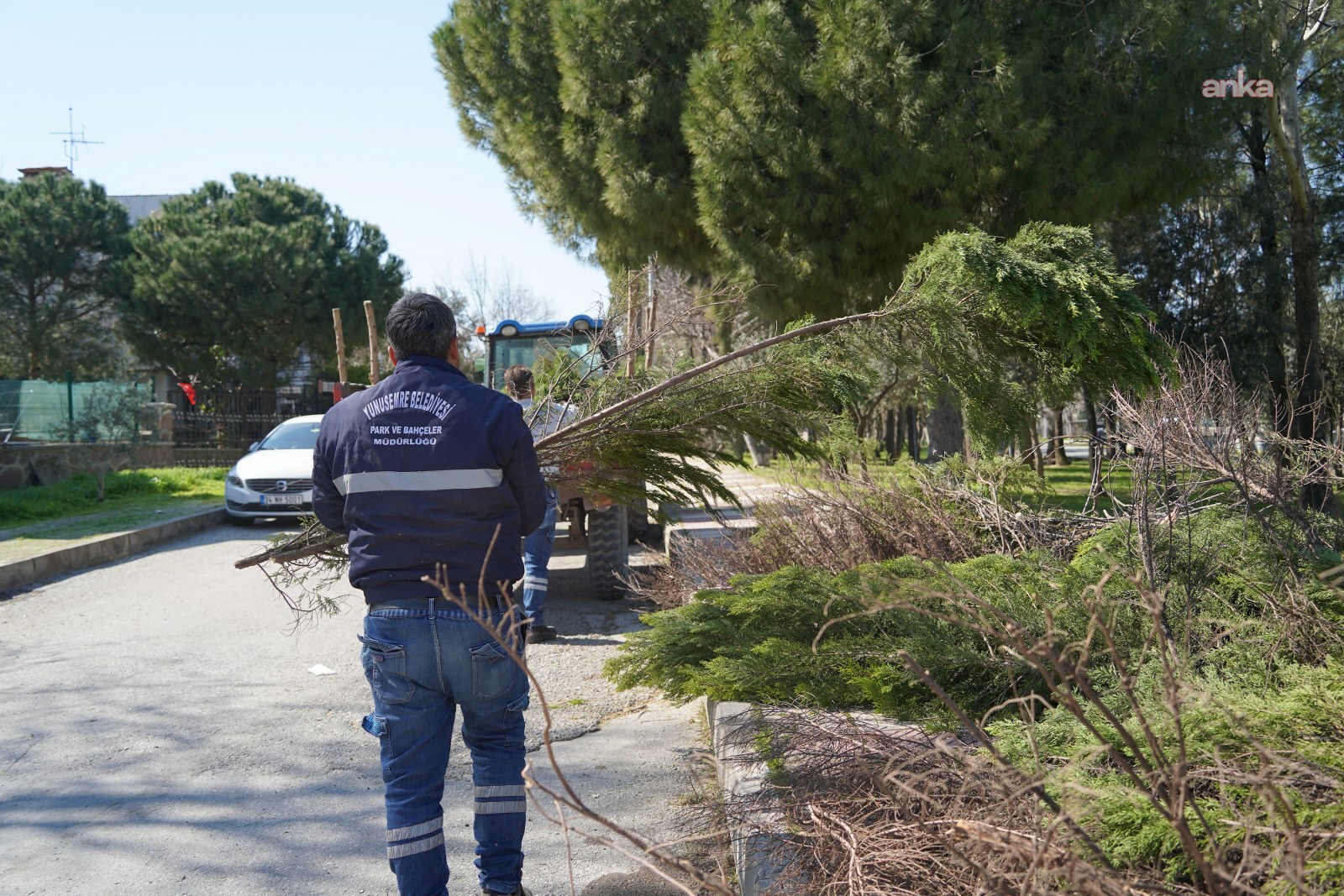 Yunusemre Belediyesi’nden park ve yeşil alanlarda bahar temizliği