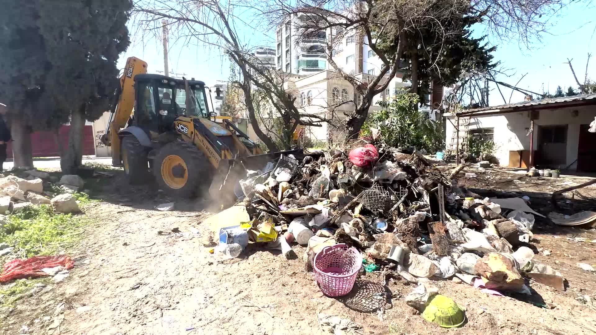 Mersin Mezitli'de bir evden 4 kamyon çöp çıktı