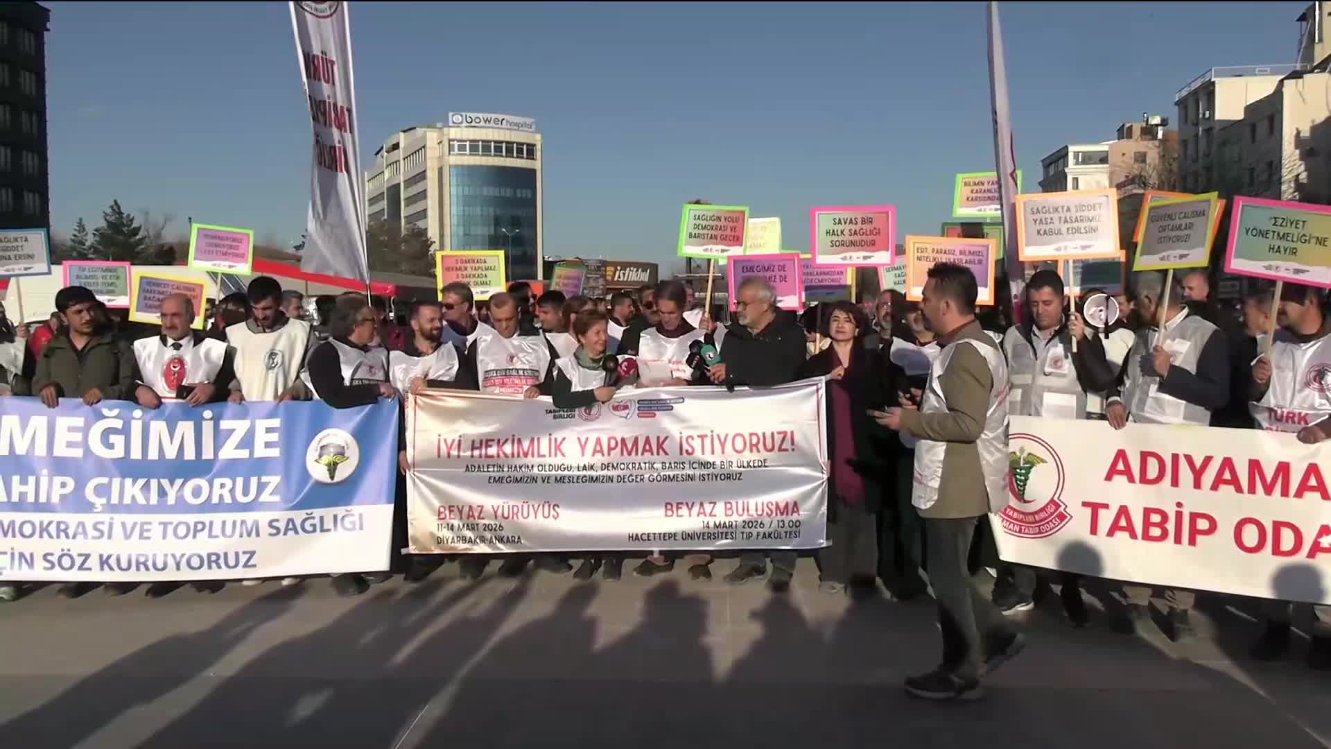Hekimlerin Ankara’ya “Beyaz Yürüyüşü” Diyarbakır’dan başladı… TTB Başkanı Azap: Başka bir sağlık sistemi mümkündür