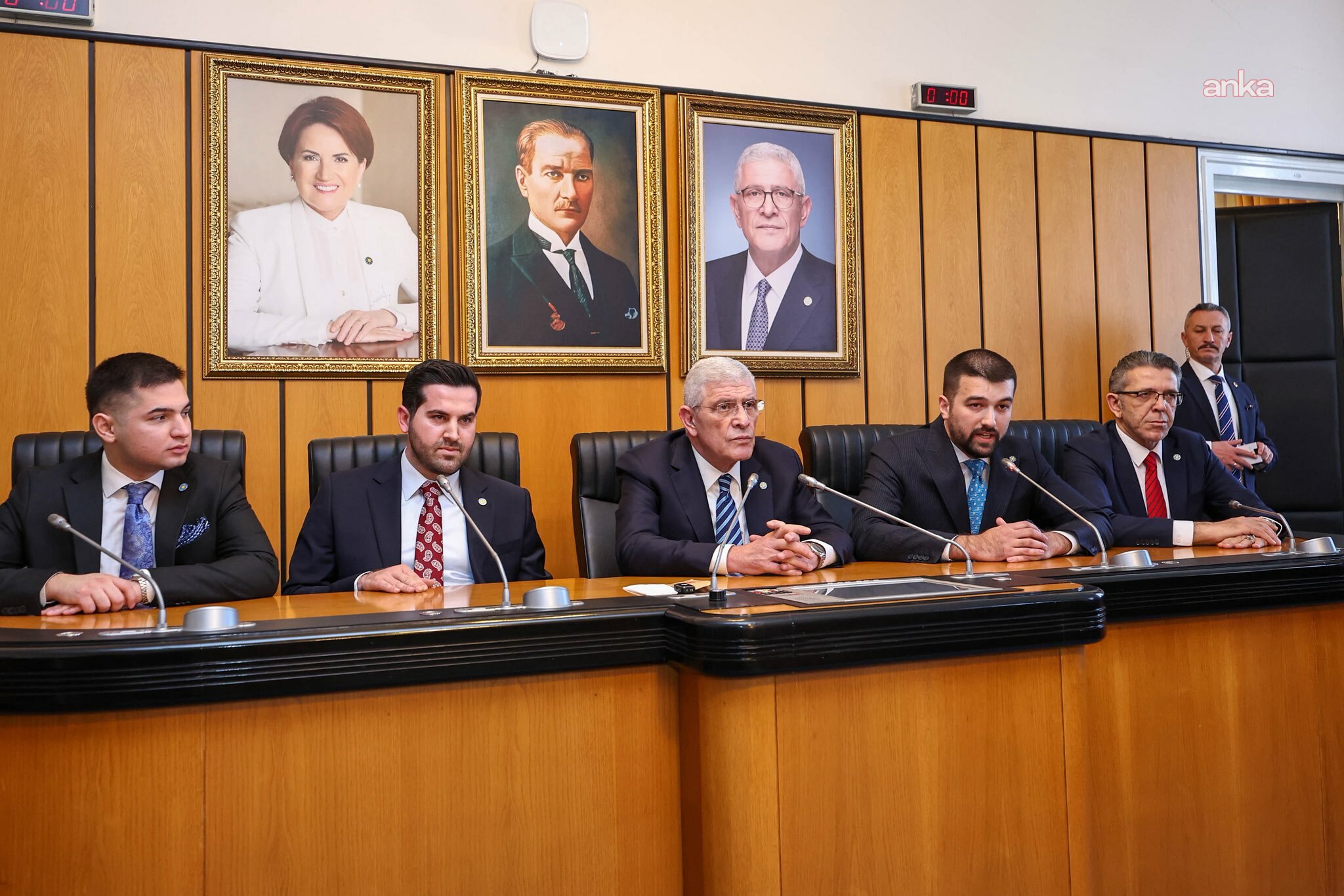 Müsavat Dervişoğlu, İYİ Parti Gençlik Kolları Başkanlık Divanı ve Genç İdare Kurulu ile bir araya geldi