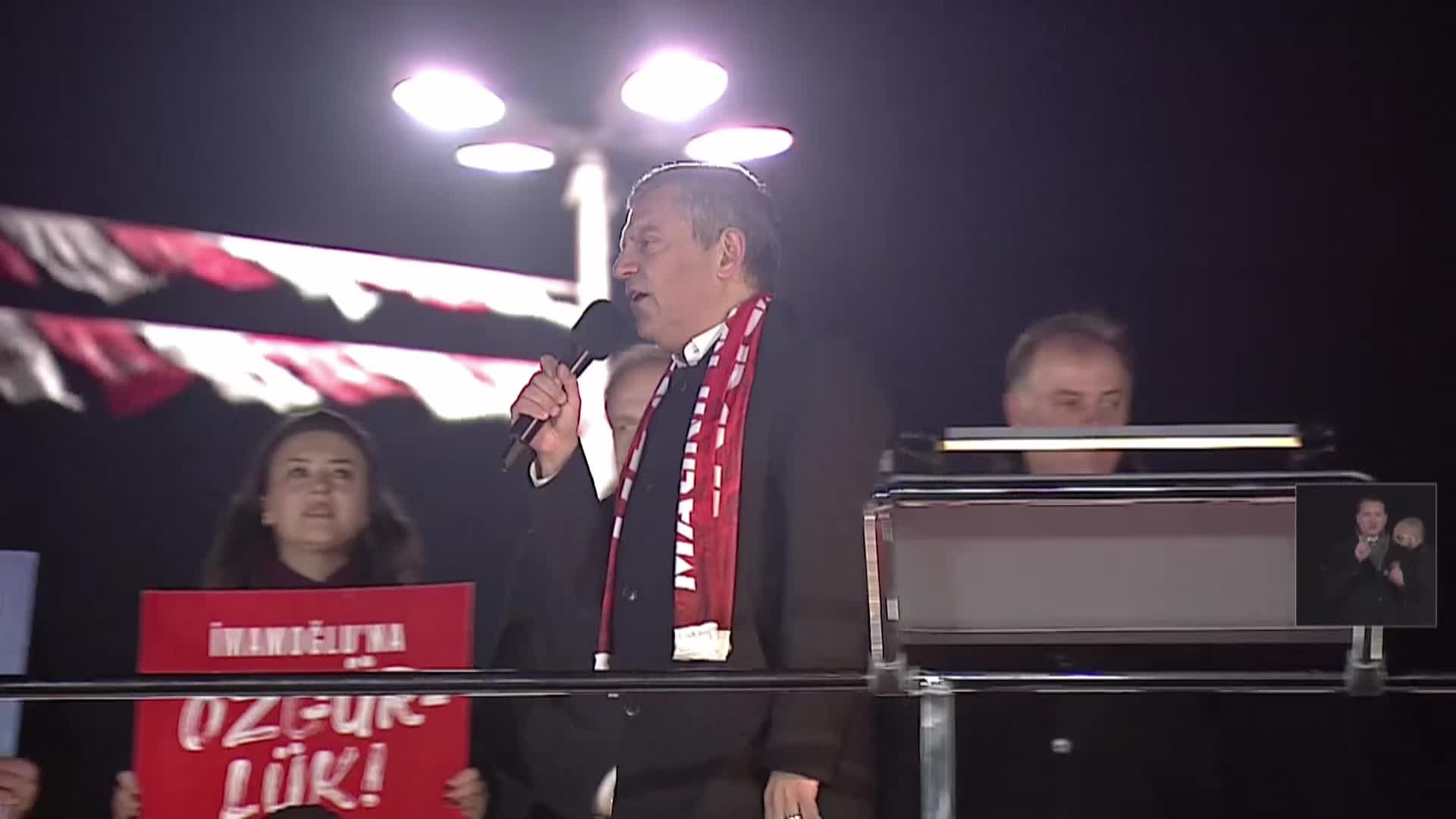 CHP'nin Pendik mitingi... Özgür Özel: "Oval Ofis merkezli siyaset yapanları Anadolu merkezli, vicdan merkezli siyaset yapmaya davet ediyorum"