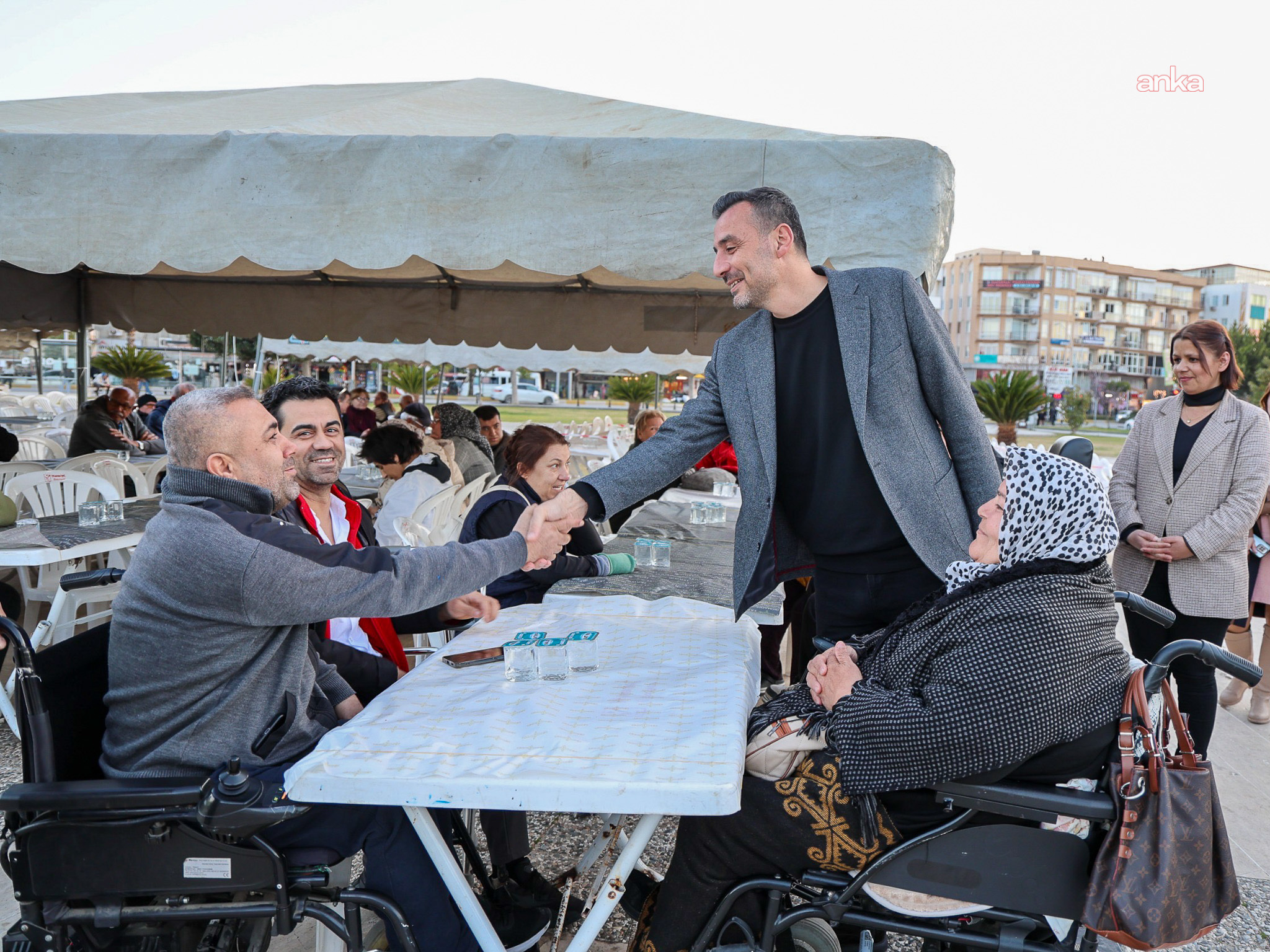 Manavgat Belediye Başkan Vekili Çiçek, kurulan iftar sofrasında vatandaşlar ile buluştu