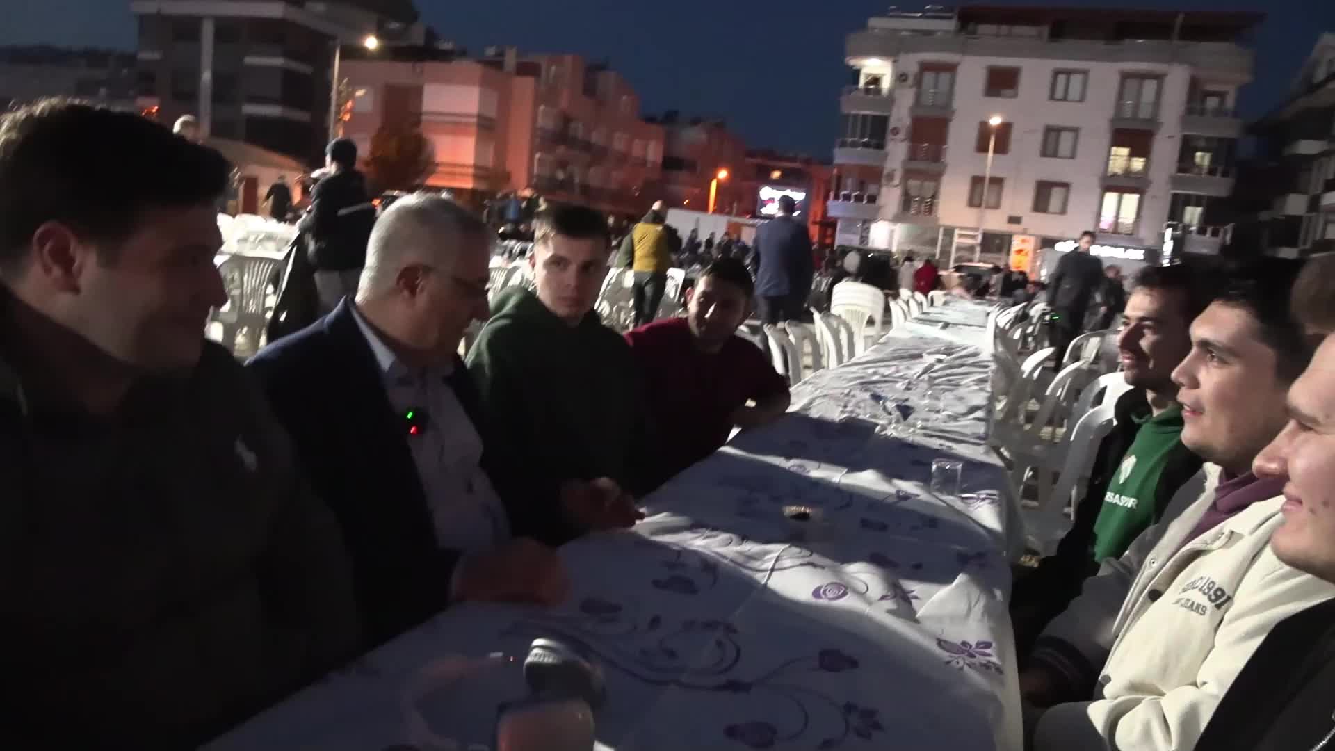 Edremit Belediye Başkanı Ertaş, üniversite öğrencilerinin iftar sofrasına konuk oldu