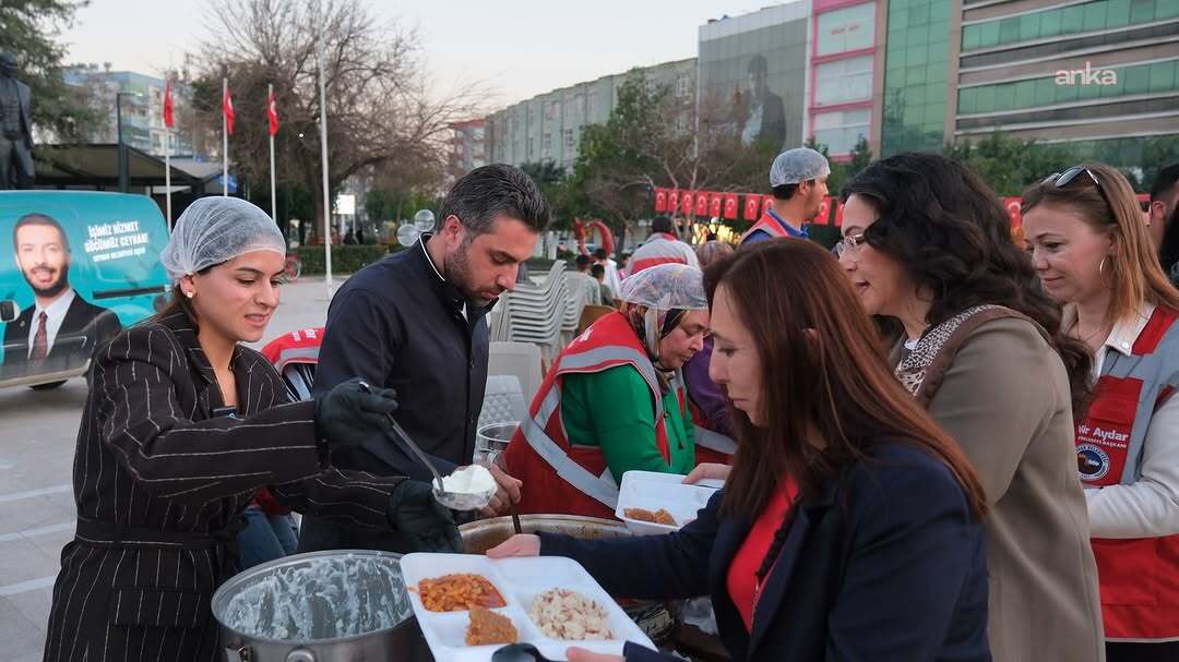 Ceyhanlılar, 15’inci kez Cumhuriyet Meydanı’nda birlikte iftar yaptı