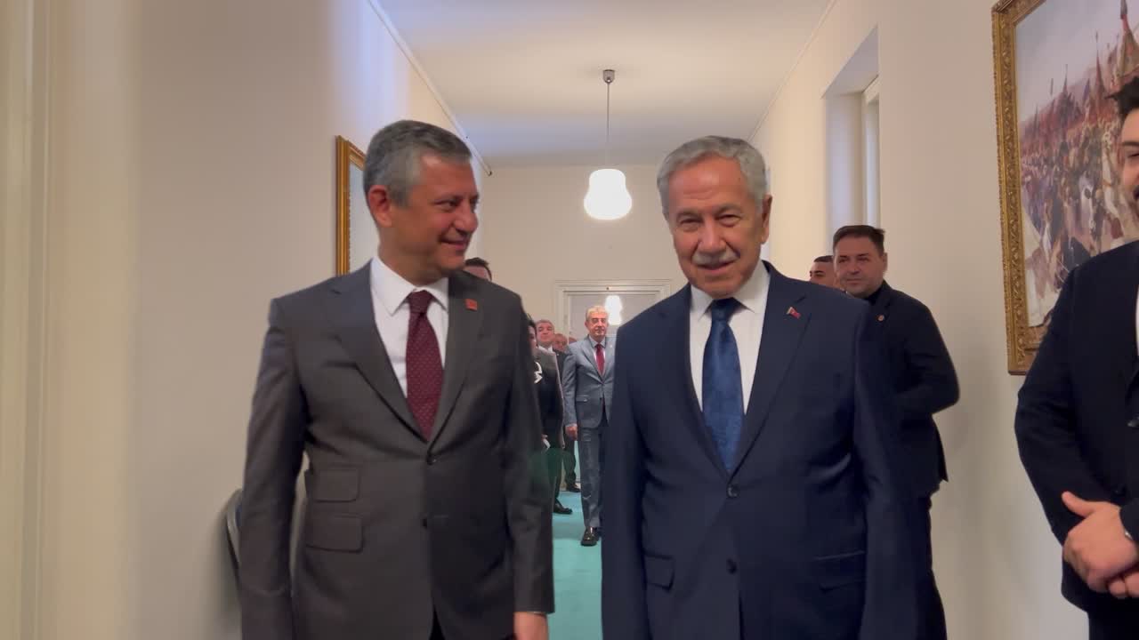 Özgür Özel, Bülent Arınç’ı ziyaret etti... “Biz iki hemşeri bir araya gelince güneşin altındaki her şey gündemdir”