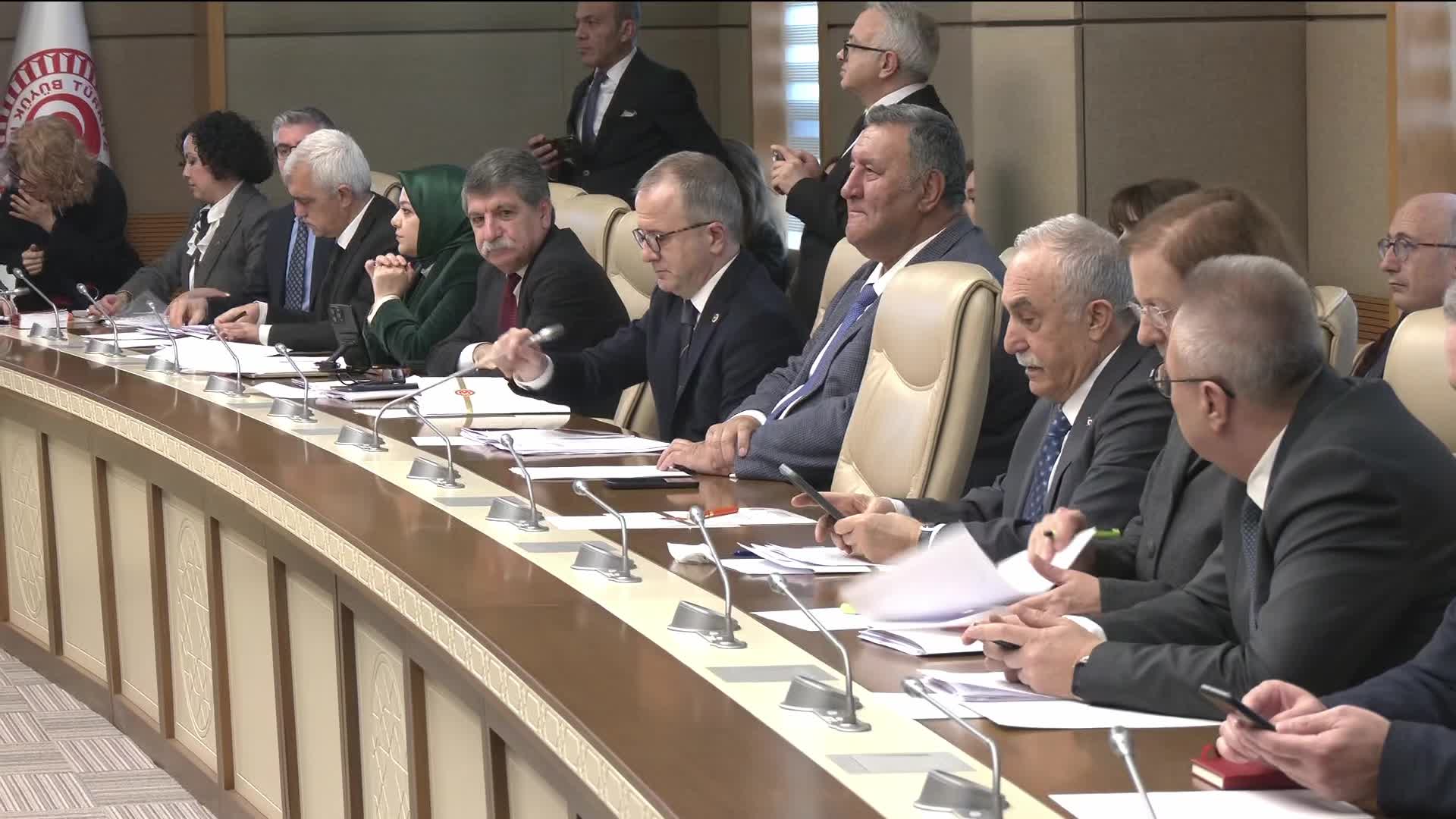 TBMM Sağlık, Aile, Çalışma ve Sosyal İşler Komisyonu'nda "oylama" sıkıntısı... Doğum izninin artırılması ve 15 yaş altına sosyal medya yasağını düzenleyen kanun teklifinin görüşmeleri bayram sonrasına ertelendi
