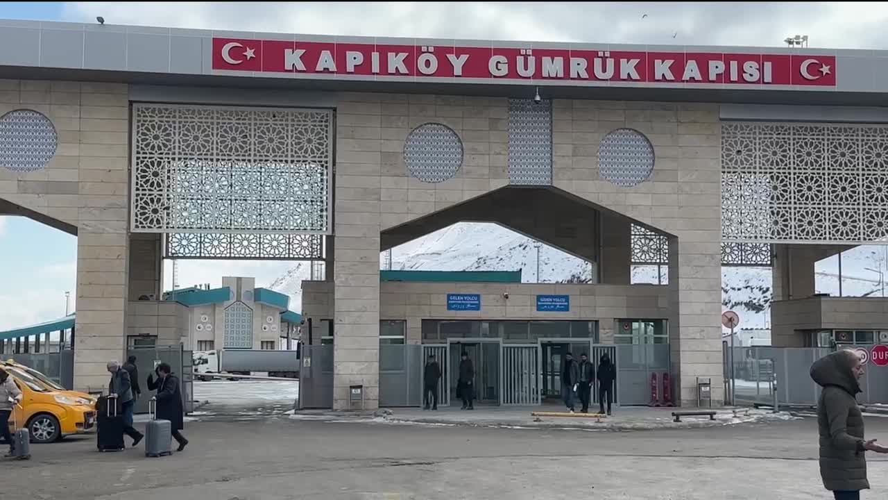 ABD ve İsrail'in İran'a saldırıları 13. gününde... Van Kapıköy Sınır Kapısı'nda "savaş" hareketliliği sürüyor
