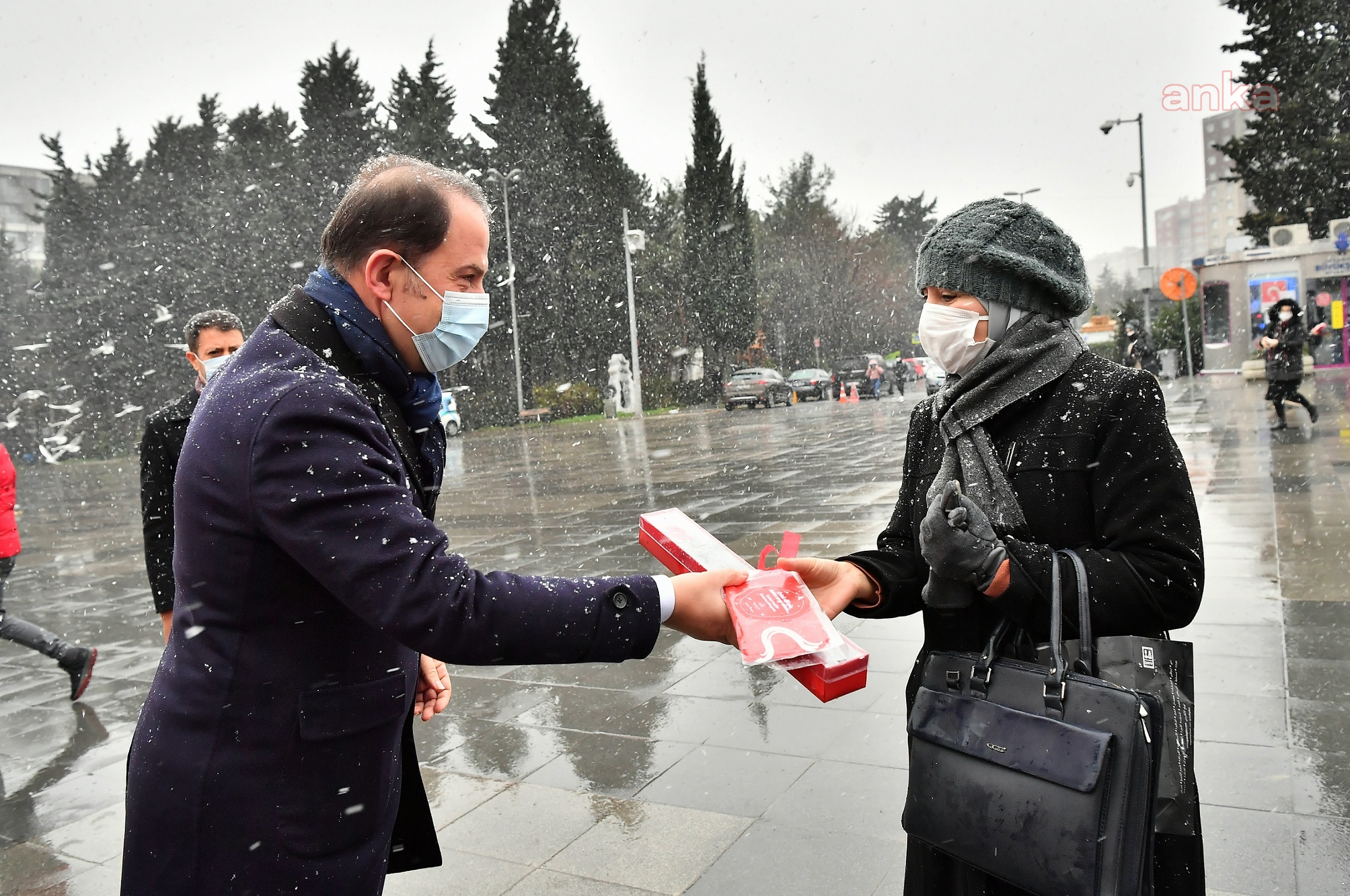 BEYLİKDÜZÜ BELEDİYE BAŞKANI ÇALIK’TAN SEVGİLİLER GÜNÜ ÖNCESİ VATANDAŞLARA KIRMIZI GÜL HEDİYESİ