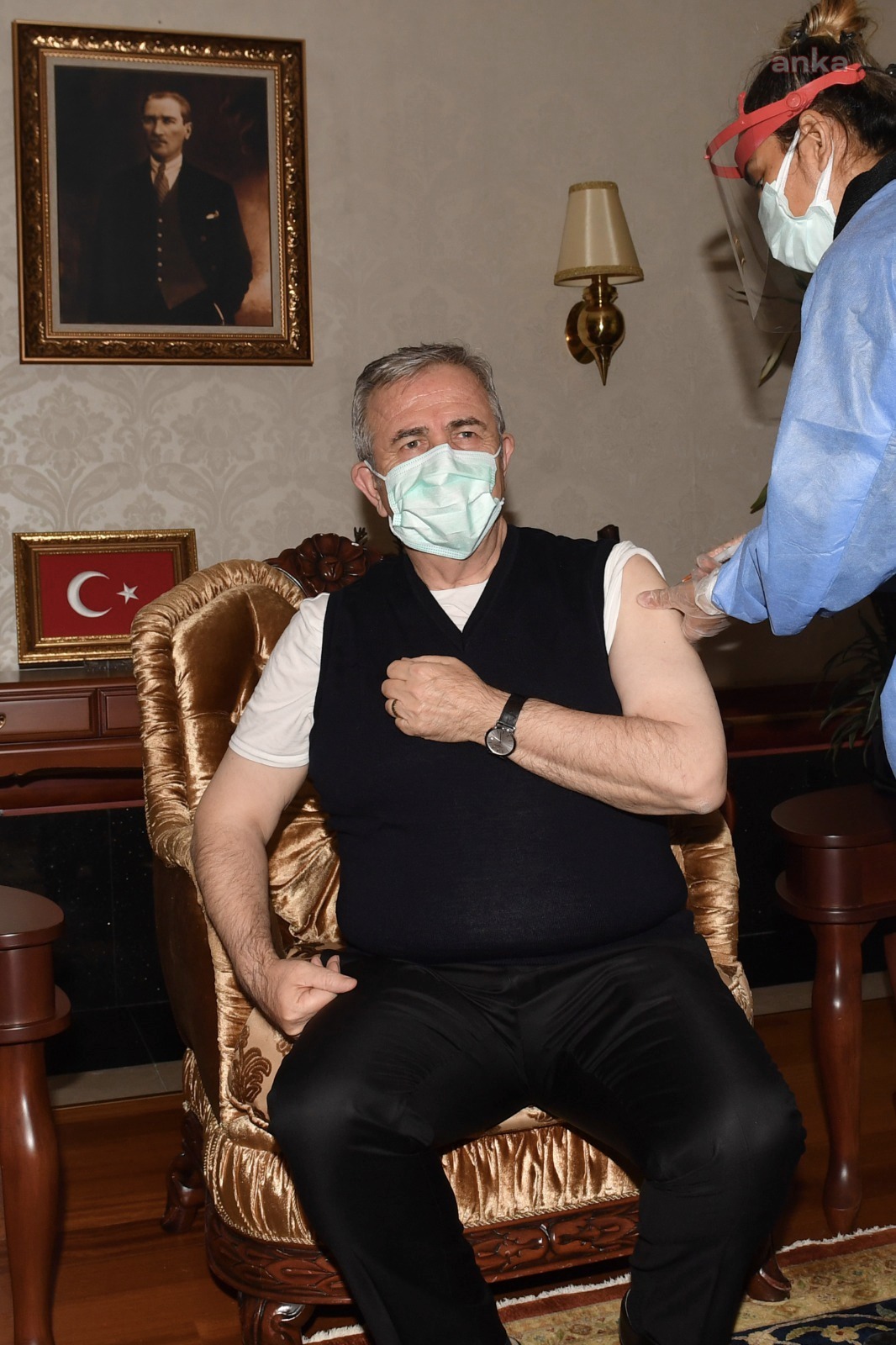 ANKARA BÜYÜKŞEHİR BELEDİYE BAŞKANI MANSUR YAVAŞ AŞI OLDU
