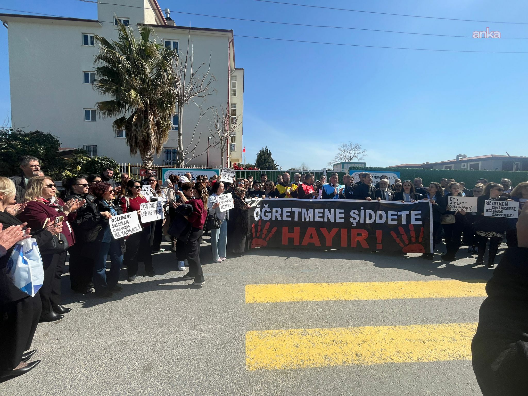 Kuşadası'nda eğitimciler, bir veli tarafından fiziki şiddete uğrayan öğretmen için bir araya geldi