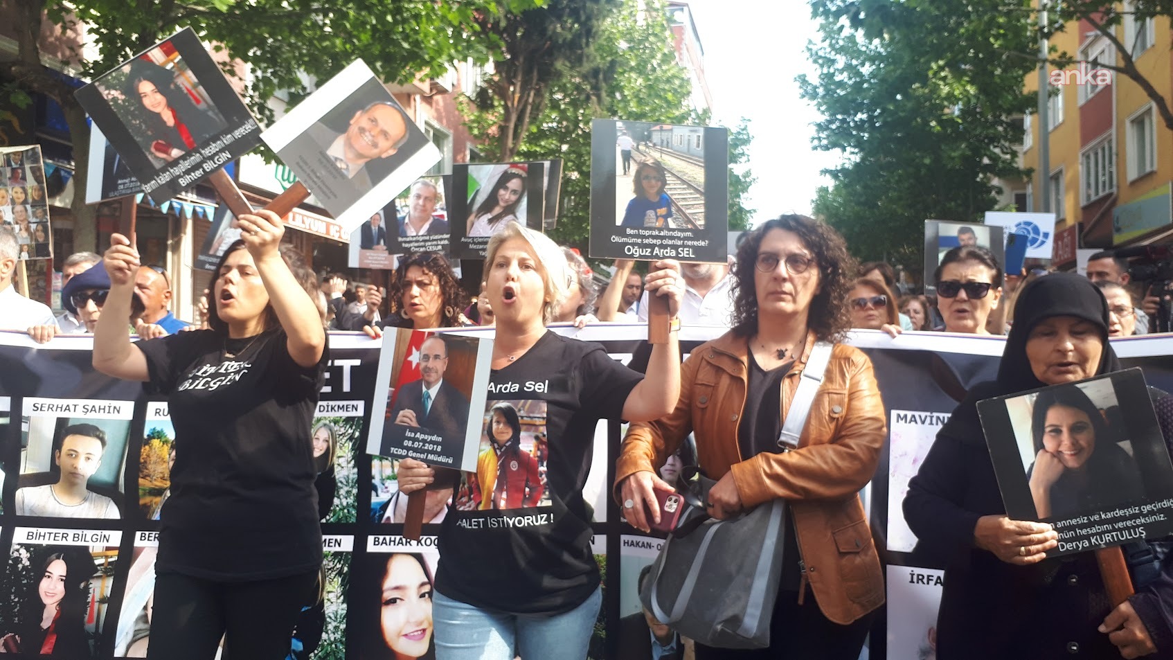 Yargıtay cezayı bozmuştu... Çorlu Tren faciasında oğlunu kaybeden anne Mısra Öz "kamu görevlisine hakaret" davasında beraat etti