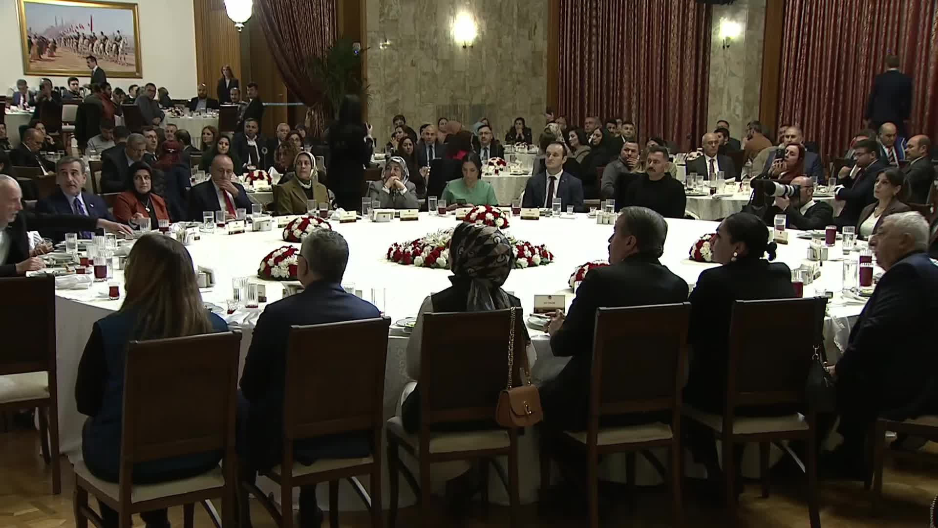 TBMM Başkanı Numan Kurtulmuş, emekçilerle iftarda bir araya geldi: Bu ülkede hiçbir vatandaşımızın hiçbir gerekçeyle bir diğerinden ayrıldığı senaryoya asla ve asla eyvallah etmeyeceğiz