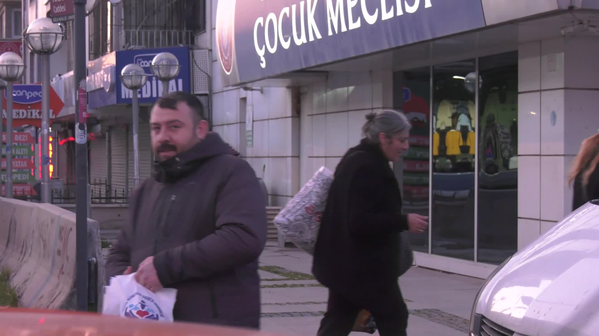 Ankara Büyükşehir Belediyesi'nden, iftara yetişemeyen vatandaşlara motokuryelerle kumanya dağıtımı