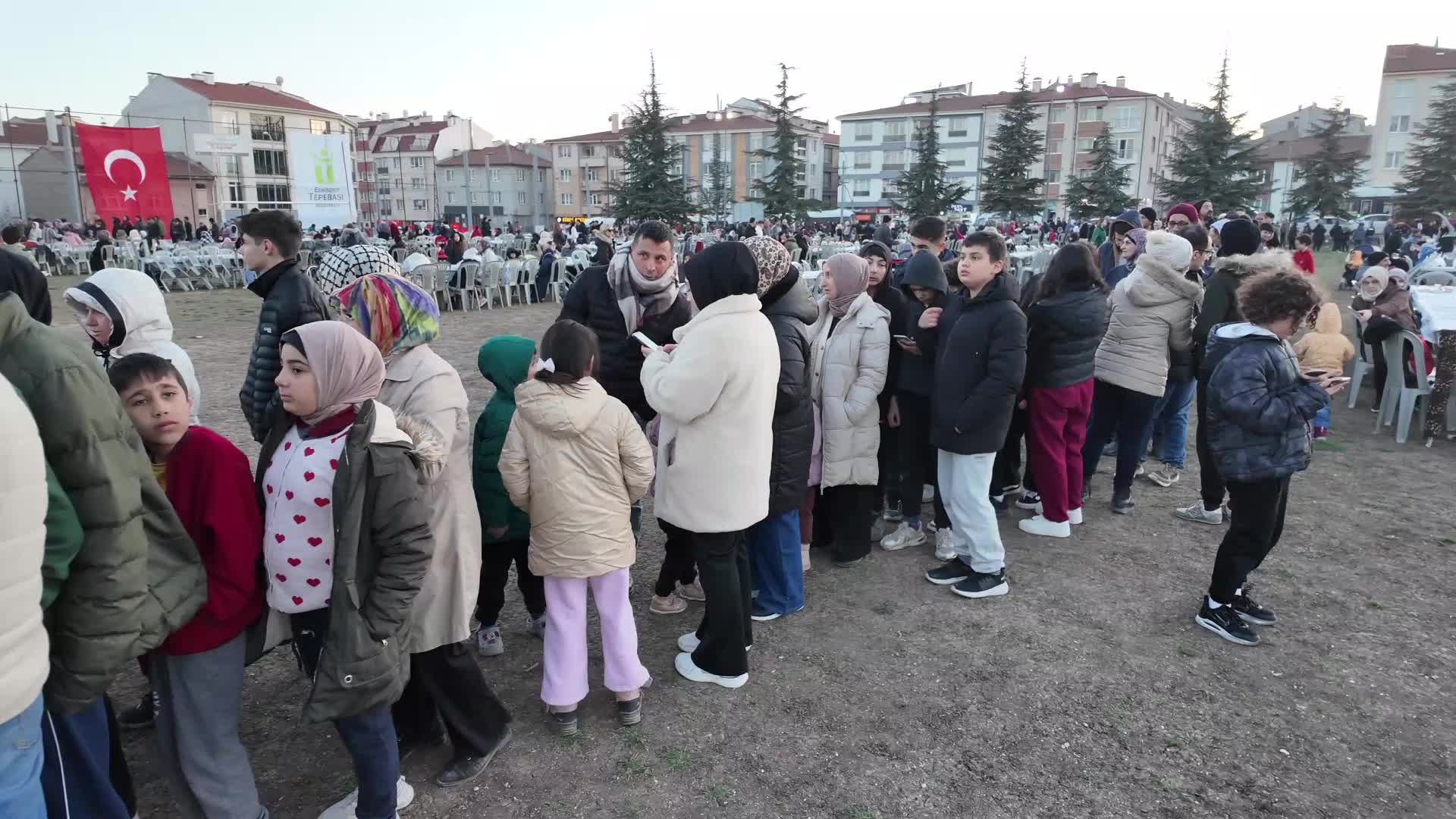 Tepebaşı Belediyesi'nden Çamlıca Mahallesi’nde 5 bin kişilik iftar sofrası