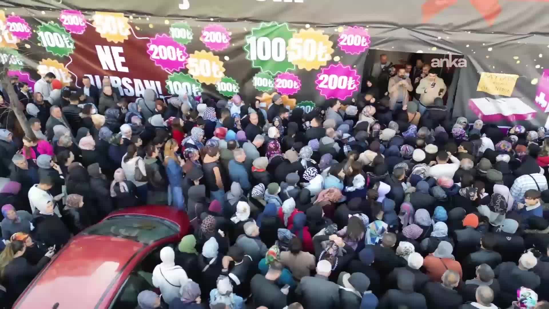 Çorum’da indirimli satış yapan mağazanın açılışında izdiham